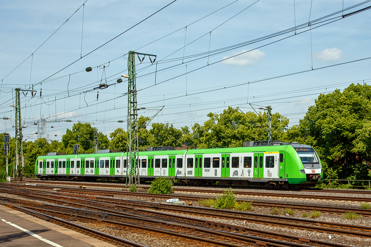 
Der ET 422 035-6 / 422 535-5 der S-Bahn Rhein-Ruhr (Betreiber DB Regio NRW) fährt am 01.06.2019, als S 6 Köln - Düsseldorf - Essen, in den Bahnhof Köln Messe/Deutz ein.