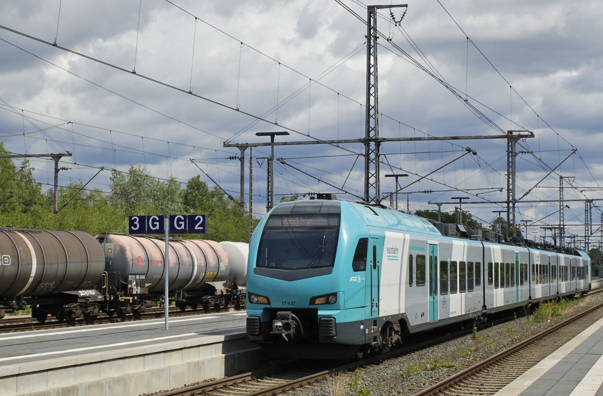 Der Eurobahn-Flirt 3 ET 4.07 fährt am 20.07.2023 aus Bad Bentheim in Richtung Hengelo/NL aus