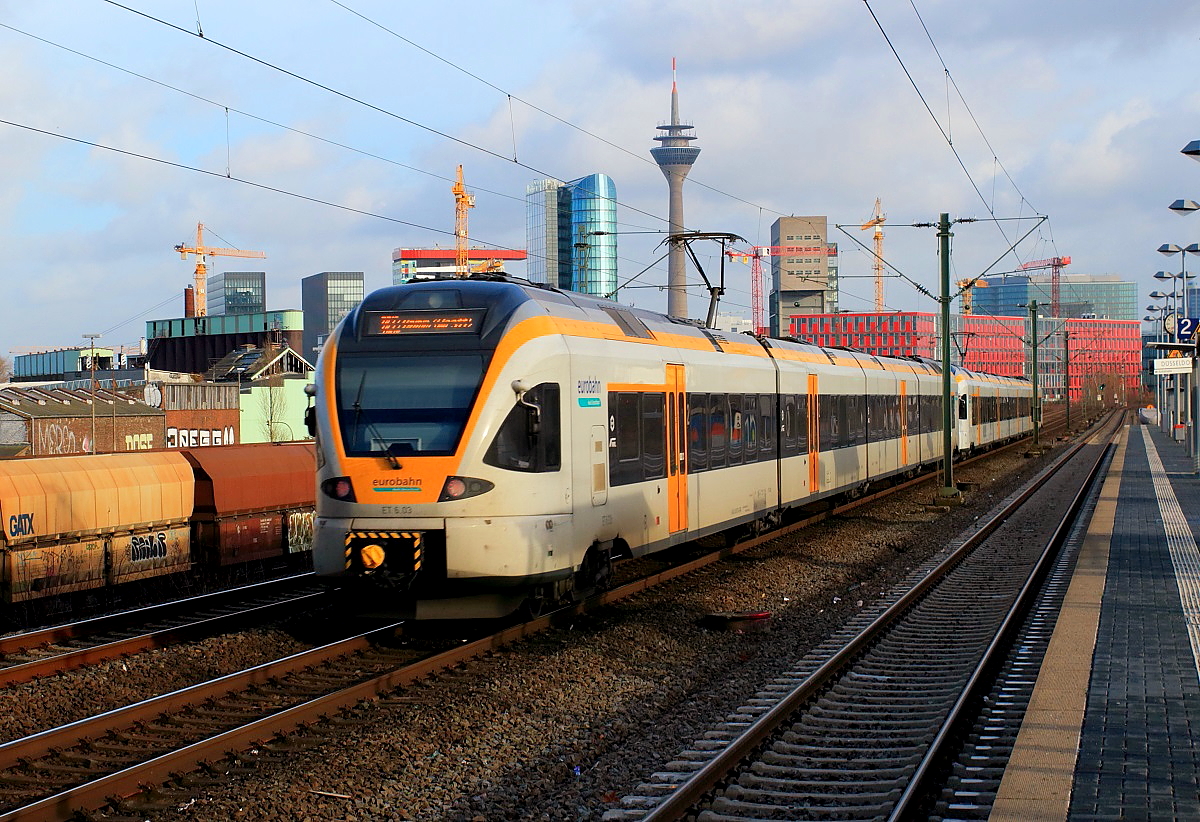 Der Eurobahn-Flirt ET 6.03 fährt am 24.12.2016 als RE 13 (Maas-Wupper-Express) von Venlo/Niederlande nach Hamm (Westfalen) am S-Bahn-Haltepunkt Düsseldorf-Hamm vorbei in Richtung Hauptbahnhof Düsseldorf