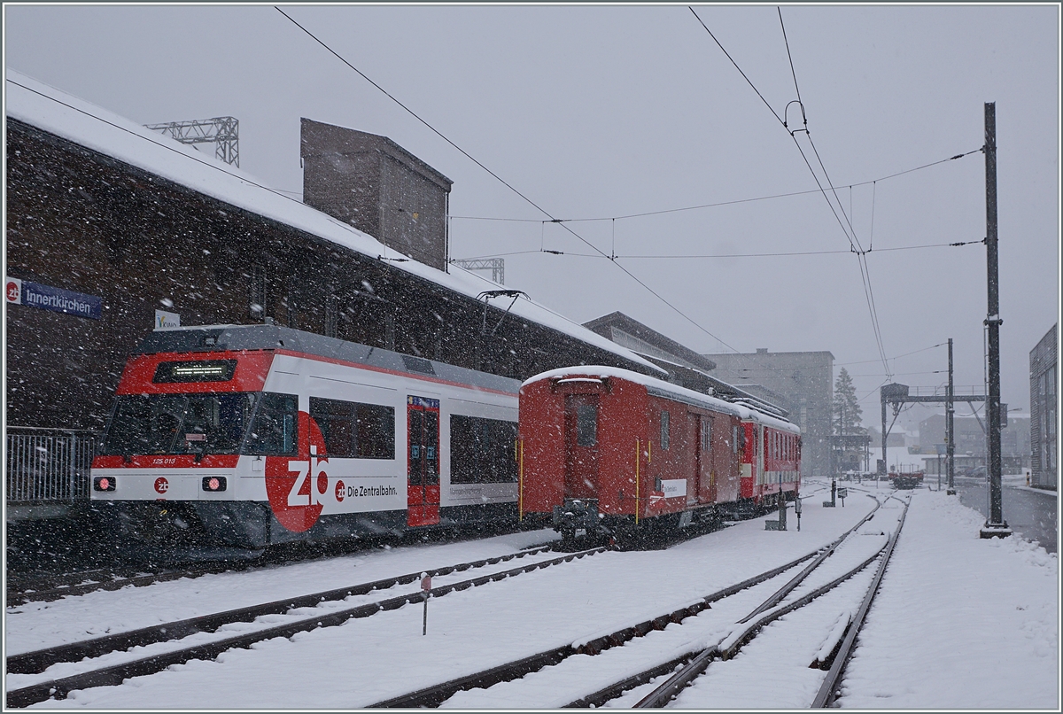 Der ex CEV Be 2/6 7004  Montreux, nun als Be 125 013 bei der Zentralbahn wartet bei garstigem Wetter in Innertkichen auf Abfahrt nach Meiringen.

16. März 2021 