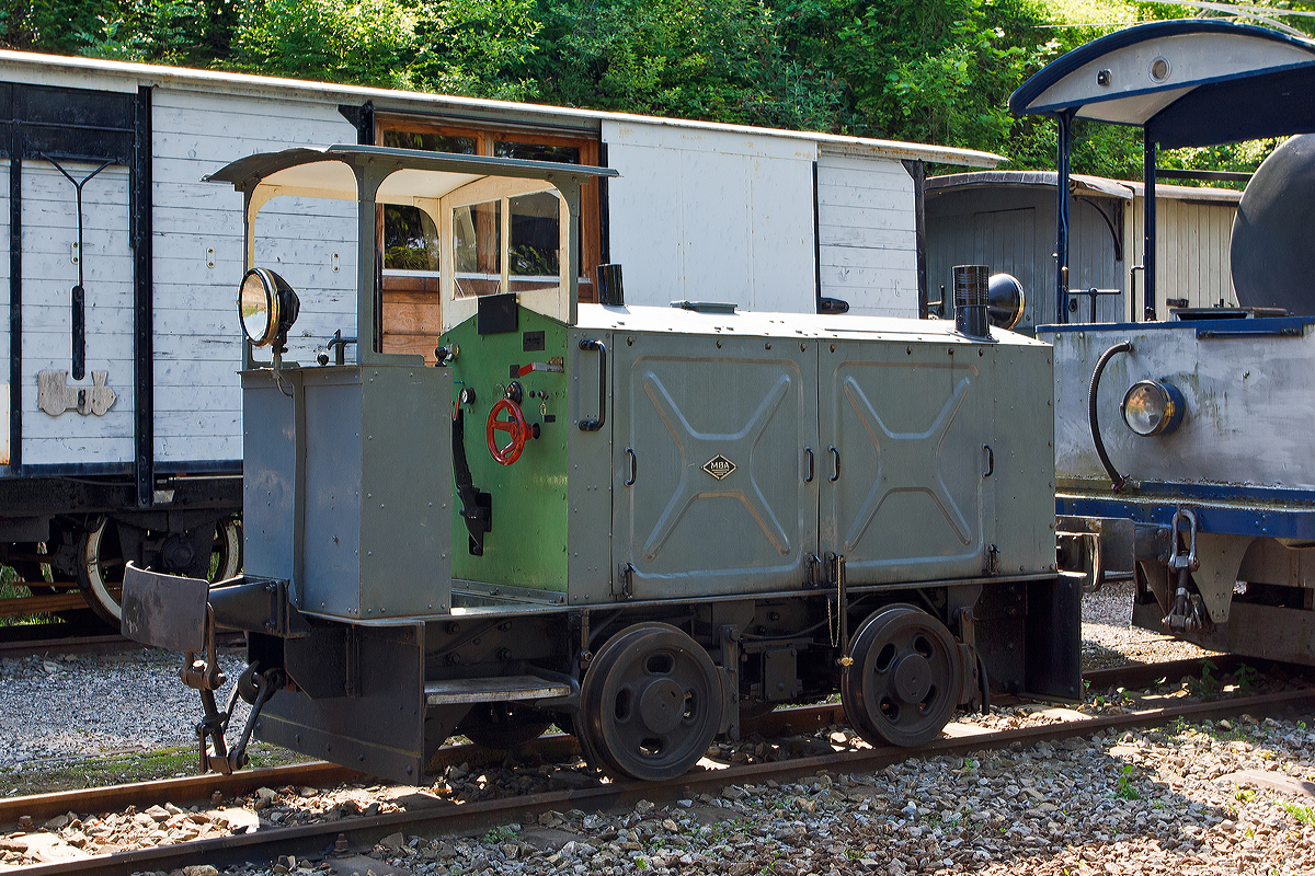 Der ex MOB Schienentraktor Tm 2/2 Nr. 1, der Museumsbahn Blonay-Chamby, hier am 27.05.2012 auf dem Museums-Areal der (BC) in Chaulin.

Die kleine Diesellok, vom Typ O&K RL 2a wurde 1931 von Orenstein & Koppel im Werk Babelsberg unter der Fabriknummer 20200 gebaut und für Staumauer-Baustelle Grande Dixence geliefert, wo sie bis 1940 im Einsatz war. 1941 wurde sie von der Firma Mauerhofer & Zuber., für den Einsatz von Bauzügen beim Fahrleitungsumbau der MOB, übernommen bis sie 1950 an das Holzwerk Rieder in St. Stephan verkauft wurde. Die MOB kaufte sie dann 1979 wieder zurück und bezeichnete sie als Tm 2/2 – 1. Die MOB setzte sie für Rangierarbeiten, von Zementwagen auf Rollböcken in St. Stephan ein. Die Lok wurde 1995 von der MOB ausrangiert verbleib aber erst noch im Depot Montbovon. 2006 ging sie dann an die Museumsbahn Blonay-Chamby.

Die Lok hat einen 2-Zylinder-Orenstein & Koppel-Dieselmotor mit 22 PS (16 kW) Leistung, die Leistungsübertragung erfolgt über ein Zweigang-Konuskupplungs-Wendegetriebe mit stufenloser Geschwindigkeit Regulierung, über zwei Rollenketten auf die vordere Achse und von dieser über eine Rollenkette auf die hintere Achse. Das Zweigang-Konuskupplungsgetriebe ermöglicht zwei verschiedene Geschwindigkeitsstufen für beide Fahrtrichtungen. Dabei laufen immer beide Gänge im Eingriff, jeweils einer wird eingekuppelt. Eine einfache Wendeschaltung im Getriebe ermöglicht den Fahrtrichtungswechsel bei Stillstand der Lokomotive. Die einfache Bauart des Getriebes hat sich schon bei den Benzinloks bewährt und wurde bei fast allen O&K-Loks der unteren Leistungsklassen angewendet. 

TECHNISCHE DATEN:
Spurweite: 1.000 mm (Meterspur)
Achsfolge: B
Länge über Puffer: 4.490 mm
Kastenlänge: 3.450 mm
Höhe: 2.270 mm
Breite: 1.240 mm
Achsabstand: 1.170 mm
Raddurchmesser : 550 mm
Eigengewicht: 7.000 kg
Leistung: 16 kW (22 PS)
Höchstgeschwindigkeit: 7 km/h 
Achslager: 	Gleitlager

Die O&K Typenbezeichnung  RL  stand für  Rohöl  (= Diesel).

Anfang des 20. Jahrhunderts war es noch üblich bei und auf Großbaustellen Feld- oder Schmalspurbahnen zu bauen und zu betreiben. Heute durch Entwicklung von moderner und oft sehr schweren Baumaschinen und Muldenkipper  eigentlich undenkbar.
