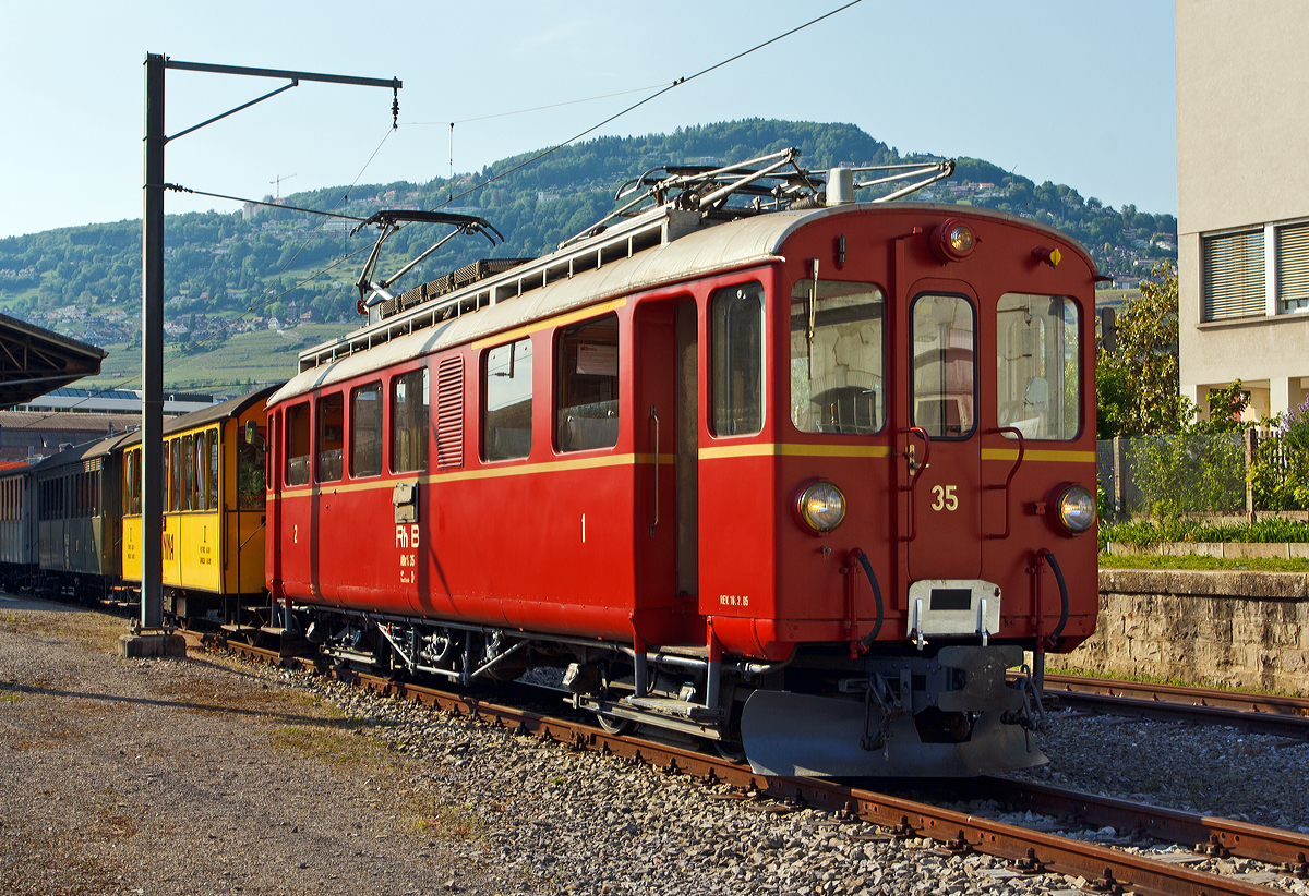 
Der ex RhB Triebwagen ABe 4/4 I 35 der Museumsbahn Blonay–Chamby steht am 26.05.2012 mit 3 angehngten Wagen im Bahnhof Vevey.

Der Triebwagen wurde 1908 Ursprnglich als BCe 4/4 10 von SIG / Alioth fr die Berninabahn (BB) gebaut, 1943 bernahm die Rhtischen Bahn (RhB) die Berninabahn und lie ihn 1949 in den heutigen ABe 4/4I Nr. 35 umbauen. 
Insgesamt 17 Triebwagen wurden von der RhB in den Jahren 1946–1953 aus Fahrzeugen der Baujahre 1908–1911 umgebaut, davon 8 Triebwagen zu den ABe 4/4 I 30 bis 37 (bis 1956 BCe 4/4), sowie einer zum ABDe 4/4 38 (bis 1656 BCFe bzw. bis 1961 ABFe 4/4). Diese neun Triebwagen erhielten auch eine neue elektrische Ausrstung, wobei sich die Leistung auf 395 kW erhhte, bei den spteren Umbauten sogar auf 440 kW. Damit konnte die zulssige Anhngelast auf 40 t verdoppelt und die Hchstgeschwindigkeit von 45 km/h auf 55 km/h erhht werden. 

Die ebenfalls whrend des Zweiten Weltkriegs mit der Rhtischen Bahn fusionierte Chur-Arosa-Bahn hatte lediglich sechs Triebwagen, was fr den wachsenden Wintersportverkehr ungengend war. Da bei der Berninabahn die Verkehrsspitze im Sommer lag, war es mglich, im Winter jeweils einige Triebwagen nach Chur abzugeben. Zu diesem Zweck baute die RhB 1946 / 47 die Triebwagen 31 bis 34 zu Zweispannungsfahrzeugen um, 1953 folgte noch der Triebwagen 30.

Die weiteren modernisierten Fahrzeuge 35 bis 38 erhielten nur eine elektrische Ausrstung fr die Berninabahn und keinen Druckluftkompressor. Anstelle der SAAS-Hpfer wurden MFO-Vielstufenkontroller eingebaut. Hingegen erlaubte der Verzicht auf die Zweispannungsausrstung eine hhere Nennleistung von 440 kW.

Die restlichen acht Fahrzeuge behielten ihre alten Fahrmotoren und Nummern. Ihre Leistung konnte durch verbesserte Lftung der Fahrmotoren auf 350 kW gesteigert werden.

Technische Daten (des ABe 4/4 I 35 nach Umbau):
Spurweite: 1.000 mm
Achsformel:  Bo'Bo'
Lnge ber Puffer: 13.930 mm
Drehzapfenabstand: 8.000 mm
Achsabstand im Drehgestell: 2.000 mm
Breite:  2.500 mm
Triebraddurchmesser: 850 mm
Dienstgewicht:  30 t
Hchstgeschwindigkeit:  55 km/h
Dauerleistung:  440 kW
Anfahrzugkraft:  102 kN
Stundenzugkraft:  56 kN bei 27,2 km/h
Anzahl Fahrmotoren: 4
bersetzungsverhltnis: 1 : 5,75
Stromsystem:  1 kV DC (Gleichstrom)
Sitzpltze:  12 in der 1. Klasse  und 31 in der 2. Klasse
