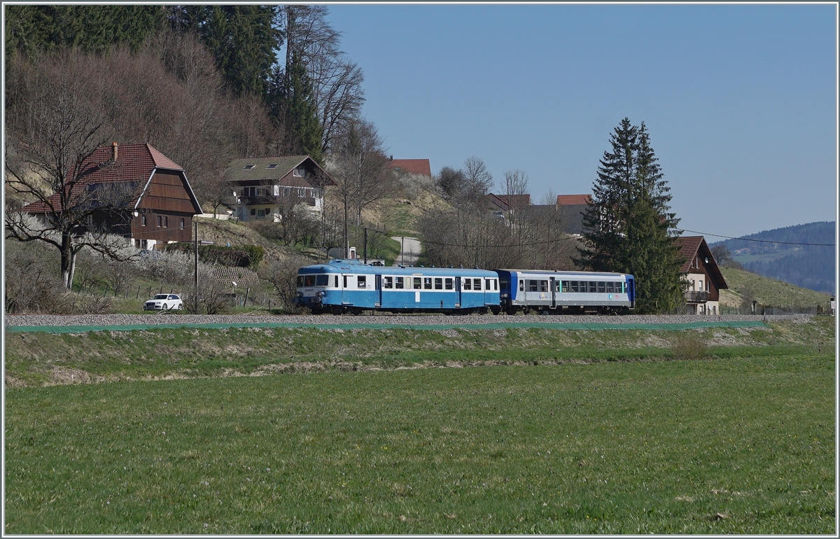 Der (ex) SNCF X ABD 2816 gehört der  Assosiation l'autrail X2800 du Haut Doubs  und ist im Rahmen einer Ostersonderfahrt beim den kleinen Weiler Pont de la Roche unterwegs. Die schöne  Strecke beginnt in Besançon, welches am Doubs liegt, auf 218 müM führt quer durchs Land, erreicht kurz nach Gilly den noch jungen Doubs und in Le Locle mit 946 müM den Kulminationspunkt. 

16. April 2022 