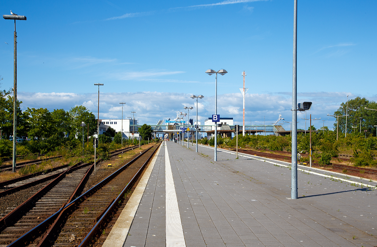 
Der Fährbahnhof Puttgarden am 15.06.2015, vom Bahnsteig in Richtung Fehmarnbeld gesehen.

Der Bahnhof Puttgarden ist ein Fährbahnhof im Verlauf der „Vogelfluglinie“, bzw. Ende der Eisenbahnstrecke Lübeck–Puttgarden (KBS 131) auf der Insel Fehmarn. Er dient vor allem den Bedürfnissen des internationalen Fernverkehrs, seit Wiedereinführung des Regionalverkehrs auf der Vogelfluglinie ist er allerdings auch wieder von regionaler Bedeutung für Fehmarn.

1961 wurde in Puttgarden ein großer Fährbahnhof gebaut und 1963 zusammen mit der Fehmarnsundbrücke in Betrieb genommen, da die provisorische Eisenbahnfähre Großenbrode–Gedser vom Bahnhof Großenbrode Kai nach Gedser eine zu geringe Kapazität hatte.

Der Bahnhof hatte von Beginn an eine große Bedeutung, da ein großer Teil des schienengebundenen Güter- und Personenverkehrs von und nach Skandinavien über Puttgarden verschifft wurde. Hiervon zeugen noch heute die ausgedehnten und seit Einstellung des Güterverkehrs über die Vogelfluglinie fast komplett brachliegenden Güter-Gleisanlagen. Bis zum Bau der Brücke über den Großen Belt in Dänemark im Jahre 1998, lief über Puttgarten ein sehr großer Teil des Güterverkehrs zwischen Deutschland und Skandinavien ab.

Nach dem Bau der Brücke über den Großen Belt in Dänemark fährt der Großteil der Züge aus wirtschaftlichen Gründen einen Umweg, um die langwierigen Zugtrennungen wegen der begrenzten Gleiskapazität auf den RoRo-Schiffen und die damit verbundenen Rangierarbeiten zu vermeiden. Dies betrifft vor allem den Güterverkehr zum Fährbahnhof Puttgarden, der zunächst teilweise und dann ganz eingestellt wurde. Zeitgleich zur Einstellung des Güterverkehrs wurde im Zeitraum von 1996 bis 1998 der Fährbahnhof durch die Reederei Scandlines grundlegend modernisiert.

Es ist eine feste Querung des Fehmarnbelts zwischen Dänemark und Deutschland geplant. Dann wird wohl der Fährbahnhof Puttgarden geschlossen. Ob ein Haltepunkt in Puttgarden bestehen bleibt, ist offen. Nur der Güterverkehr kommt dann auf die Vogelfluglinie zurück, man geht von 180 Güterzügen täglich aus. 