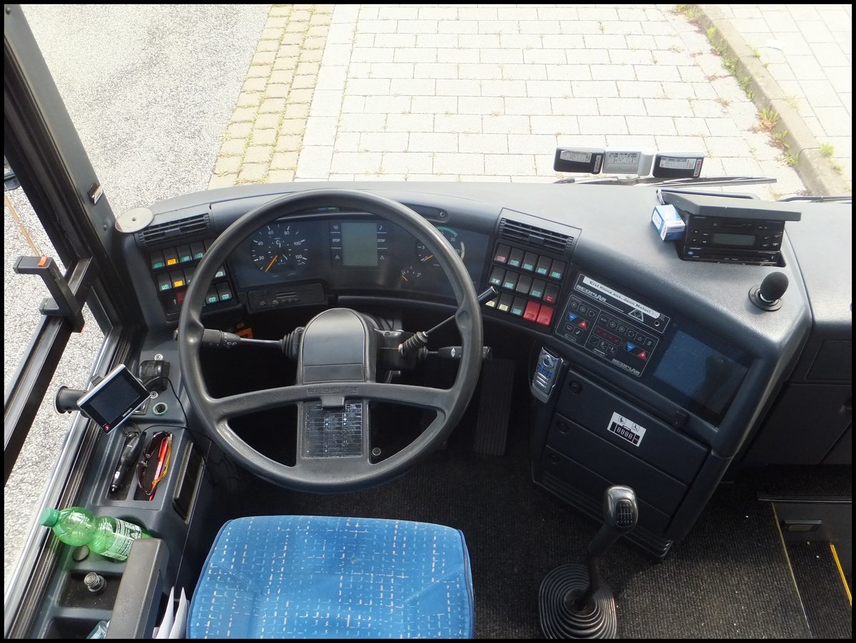 Der Fahrerarbeitsplatz vom Neoplan Cityliner von Lewitz Reisen aus Deutschland in Rostock.