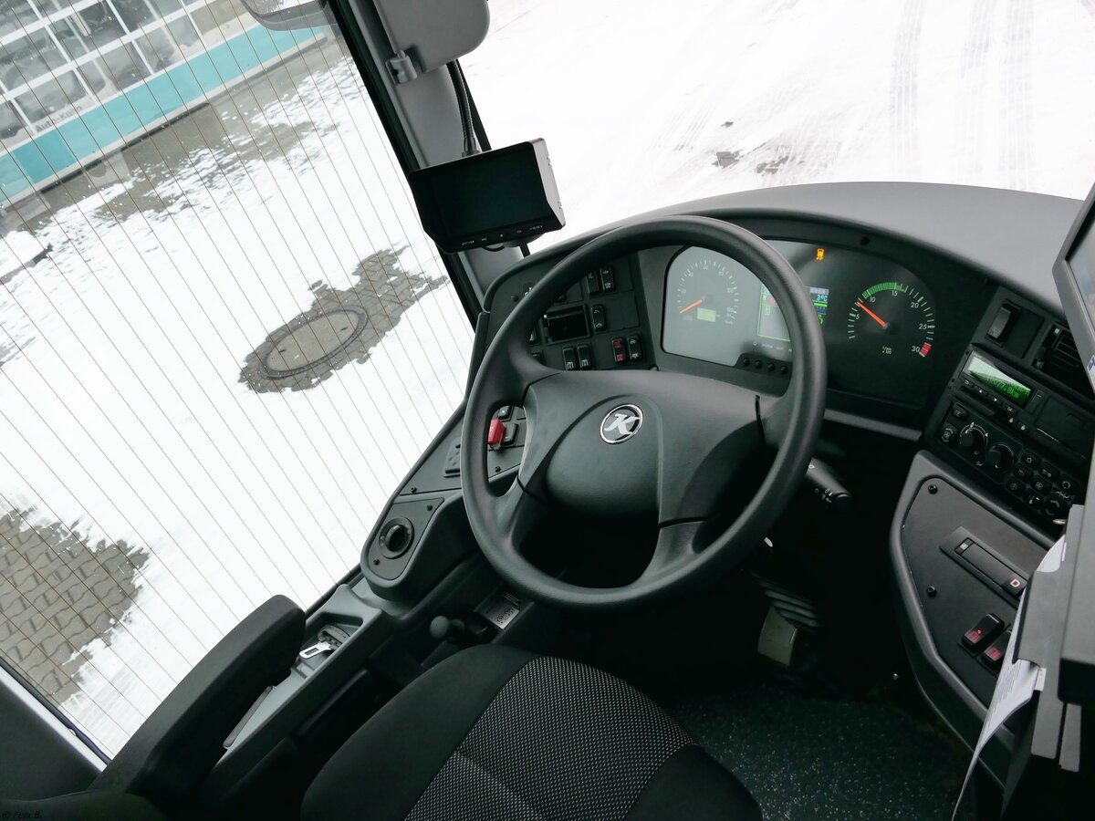 Der Fahrerplatz eines Setra 415 LE Business von Verkehrsunternehmen Unger aus Deutschland in Neustrelitz.