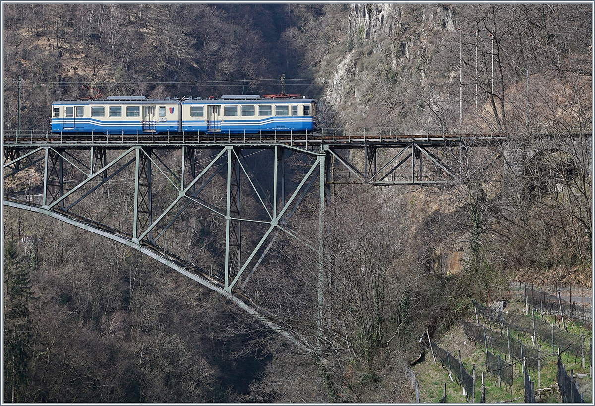 Der FART ABDe 6/6 31  Ticino  als Regionalzug 309 auf der Osorno Brücke bei Intragna. Die beiden Triebzüge ABDe 6/6 31 und 32 wurden 1963 in Dienst gestellt und unterscheiden sich auf interessante Weise von den drei bei der 5SIF eingesetzten ABe 6/6 33 - 35. Letzte wurden 1968 als ABe 4/6 von der FLP beschafft und Ende der 70er Jahre an die SSIF verkauft, und von der FART umgebaut. 
20. März 2018