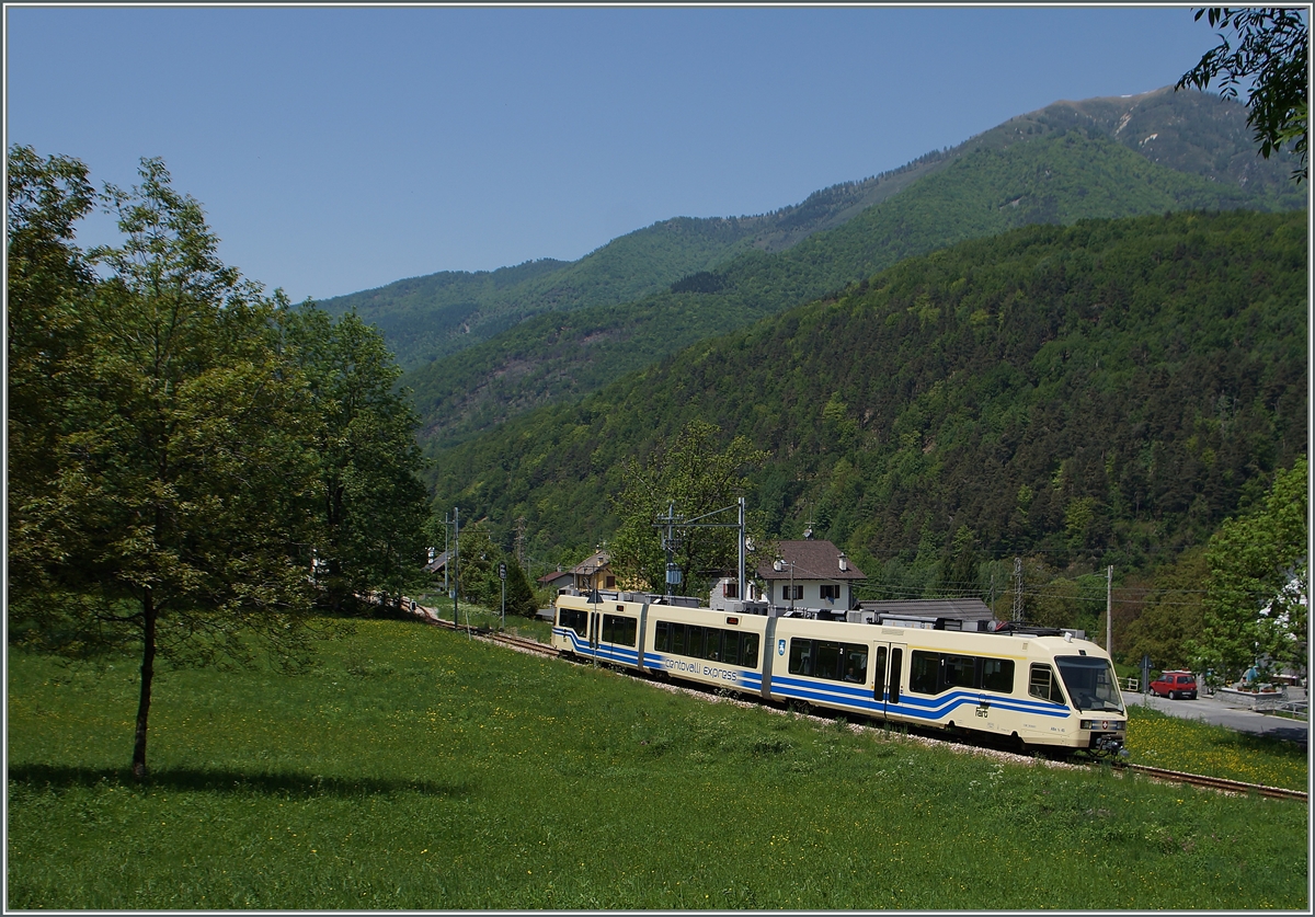 Der FART  Centovalli Express  CEX 48 Locarno - Domodossola bei Gagnone-Orcesco.
13. Mai 2015