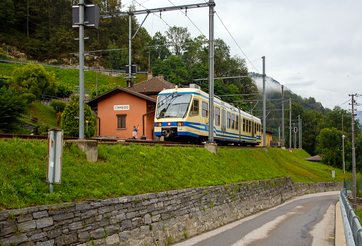 
Der FART Gelenk-Triebwagen ABe 4/6 54 „Intragna“  am 02.08.2019  hat seinen Endbahnhof  Camedo erreicht, und steht nun wieder zur Rückfahrt nach Locarno bereit.

Camedo ist ein Ort der Gemeinde Centovalli im Kanton Tessin in der Schweiz. Der Bahnhof ist der letzte auf der Schweizer Seite der Centovalli-Bahn, bzw. der von der FART (Ferrovie autolinee regionali ticinesi) als Centovalli-Bahn betrieben wird, 600 m weiter ist die schweizerisch-italienische Grenze. Der nächste Bahnhof ist Ribellasca, der von der italienischen SSIF (Società subalpina di imprese ferroviarie) betrieben wird und ab hier beginnt dann die Valle Vigezzo bis Domodossola.
