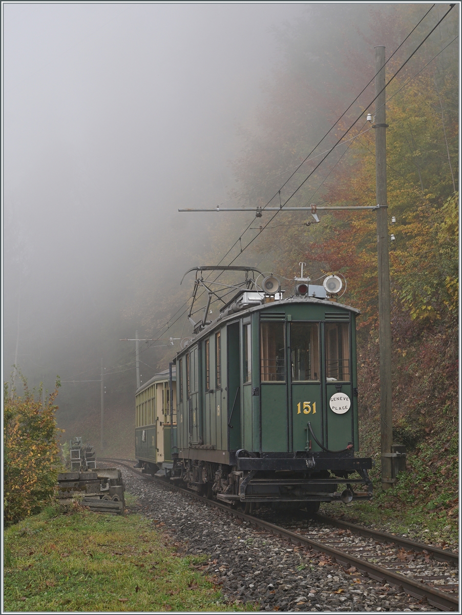 Der Fe 4/4 151 mit Beiwagen auf der Fahrt nach Chaumy. 

31. Oktober 2021