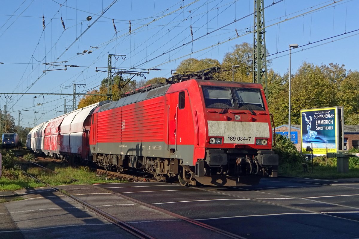 Der Flandersbacher Kalkzug (FlaBaKa) mit 189 084 durchfahrt am 8 November 2019 Emmerich.