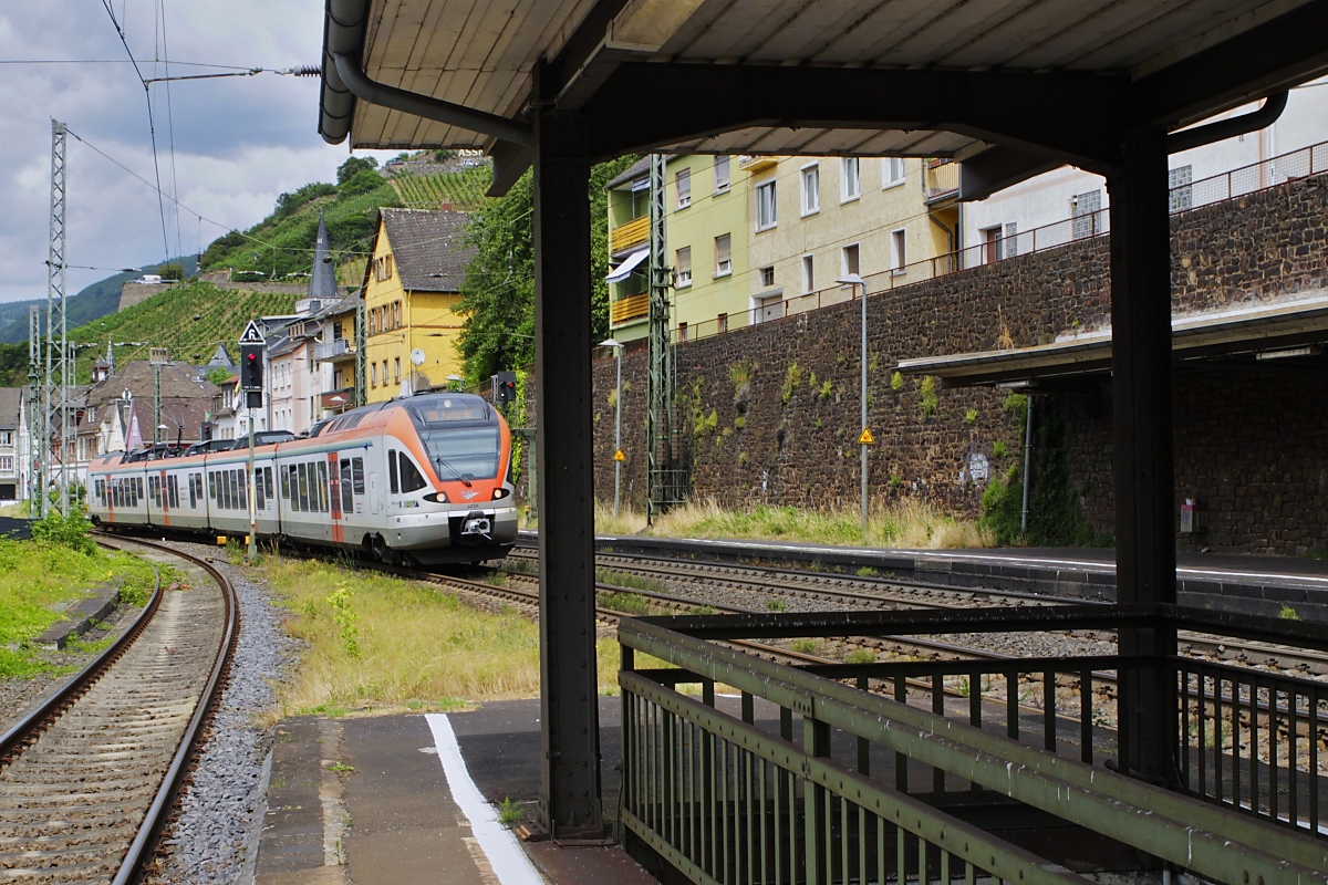 Der Flirt 403 von VIAS fährt auf dem Weg von Neuwied nach Frankfurt/Main am 27.06.2023 in Assmannshausen ein