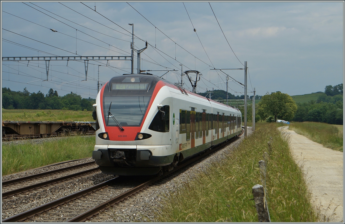 Der Flirt 523 031 bei Vufflens la Ville.
03.06.2014