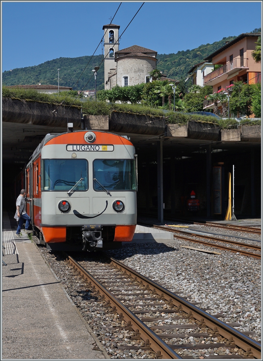 Der FLP Be 4/12 23  Vedeggio  wartet in Ponte Tresa auf die baldige Abfahrt nach Lugnao. 23. Juni 2021