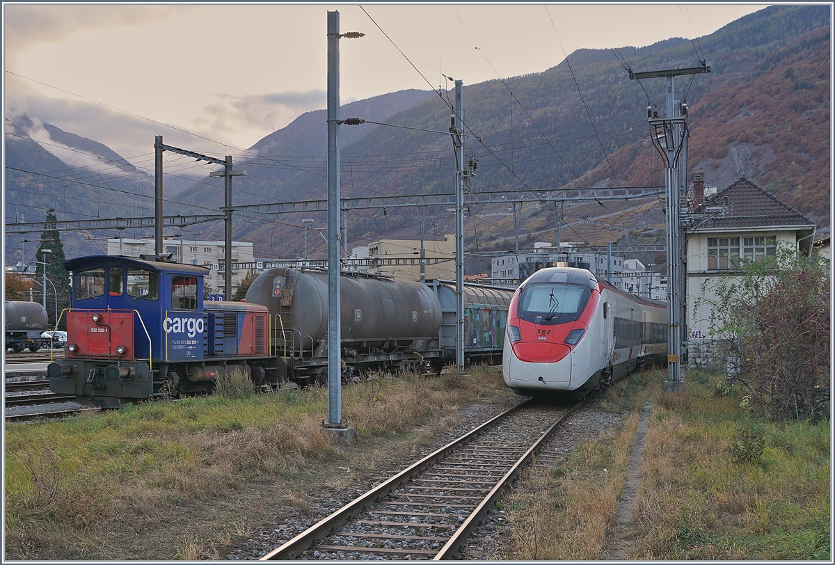 Der formschöne RABe 501 002  Giruno  steht in Martigny.
30. Okt. 2017