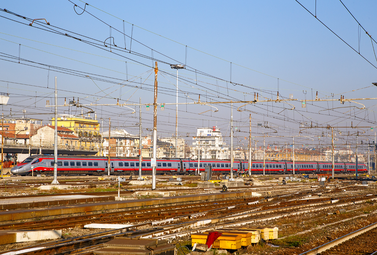 
Der  Frecciargento“  ETR 610.003 der 1. Serie  (93 83 5 610 103-1 I-TI) der Trenitalia (100-prozentige Tochtergesellschaft der Ferrovie dello Stato) am 29.12.2015 bei der Ausfahrt aus dem Bahnhof Milano Centrale (Mailand Zentral). 

Frecciargento (deutsch: Silberpfeil) ist eine  fr Zge mit einer Hchstgeschwindigkeit von 250 km/h. Diese Zuggattung ist eigentlich sehr selten in Milano anzutreffen, da die Zge meist den Nordosten Italiens mit dem Sden verbinden, z.B. auf der Strecke Venedig – Bologna – Florenz – Rom.  Die ETR 610 der Trenitalia wurden umlackiert und kamen als Frecciargento im Binnenverkehr zum Einsatz. Seit Dezember 2015 werden jedoch einige davon auf der Gotthardstrecke eingesetzt, wo sie den ETR 470 ablsten. 

Der ETR 610 (von italienisch ElettroTreno Rapido) ist die Drei-System-Variante des ETR 600. Vier der sieben Wagen eines Zuges werden angetrieben. Eine Zugkomposition besteht aus: Apmt, A, WR, B, B, B und Bpmt. Ein Zug besitzt sechs Stromabnehmer (je zwei fr ein Stromsystem).

Technische Daten: 
Hersteller: Alstom
Spurweite: 1.435 mm (Normalspur)
Achsformel: (1A)'(A1)' + (1A)'(A1)' + 2'2' + 2'2' + 2'2 + (1A)'(A1)' + (1A)'(A1)' 
Lnge ber Kupplung: 187.400 mm
Breite: 2.830 mm
Drehzapfenabstand: 19.000 mm
Achsabstand im Drehgestell: 2.700 mm
Treib- und Laufraddurchmesser: 890 mm
Leergewicht: 450 t
Hchstgeschwindigkeit: 250 km/h
Dauerleistung: 5.500 kW
Anfahrzugkraft: 225 kN
Beschleunigung: 0,48 m/s2
Stromsystem: 25 kV 50 Hz und 15 kV 16,7 Hz AC, sowie 3 kV DC
Anzahl der Fahrmotoren:  12
Zugsicherung: ERTMS, SCMT, ZUB, LZB, PZB, Signum
Sitzpltze: 431 (1.Klasse 109, 2.Klasse 304 und 18 im Speisewagen)