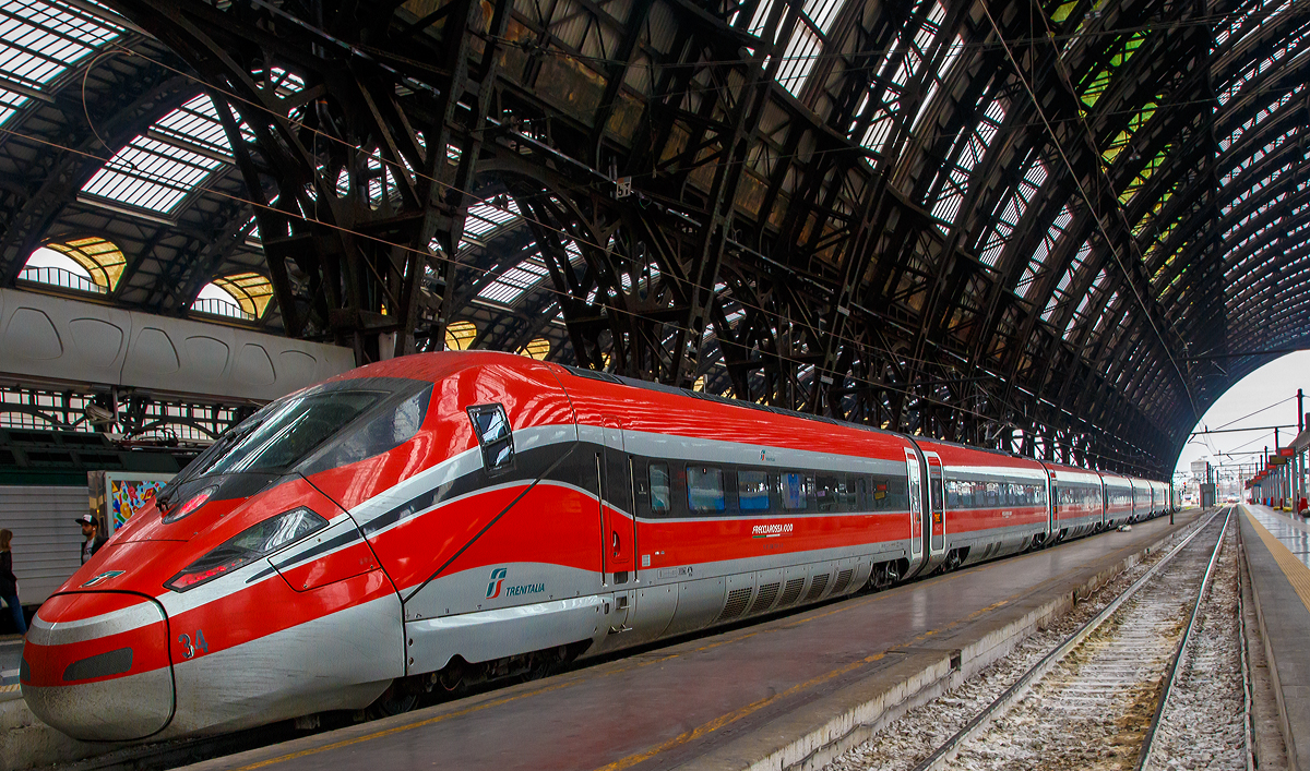 
Der Frecciarossa 1000 - ETR 400.34 der Trenitalia steht am 14.09.2017 im Bahnhof Milano Centrale (Mailand Zentral) zur Abfahrt bereit. 