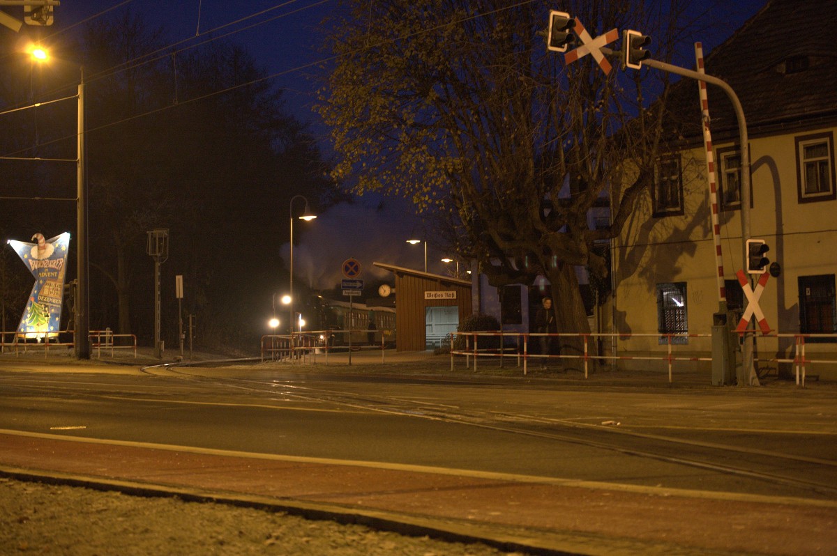 Der Frühpersonenzug aus Radeburg ist 06:55 Uhr am Weißen Ross zum Halten gekommen.
27.11.2013.