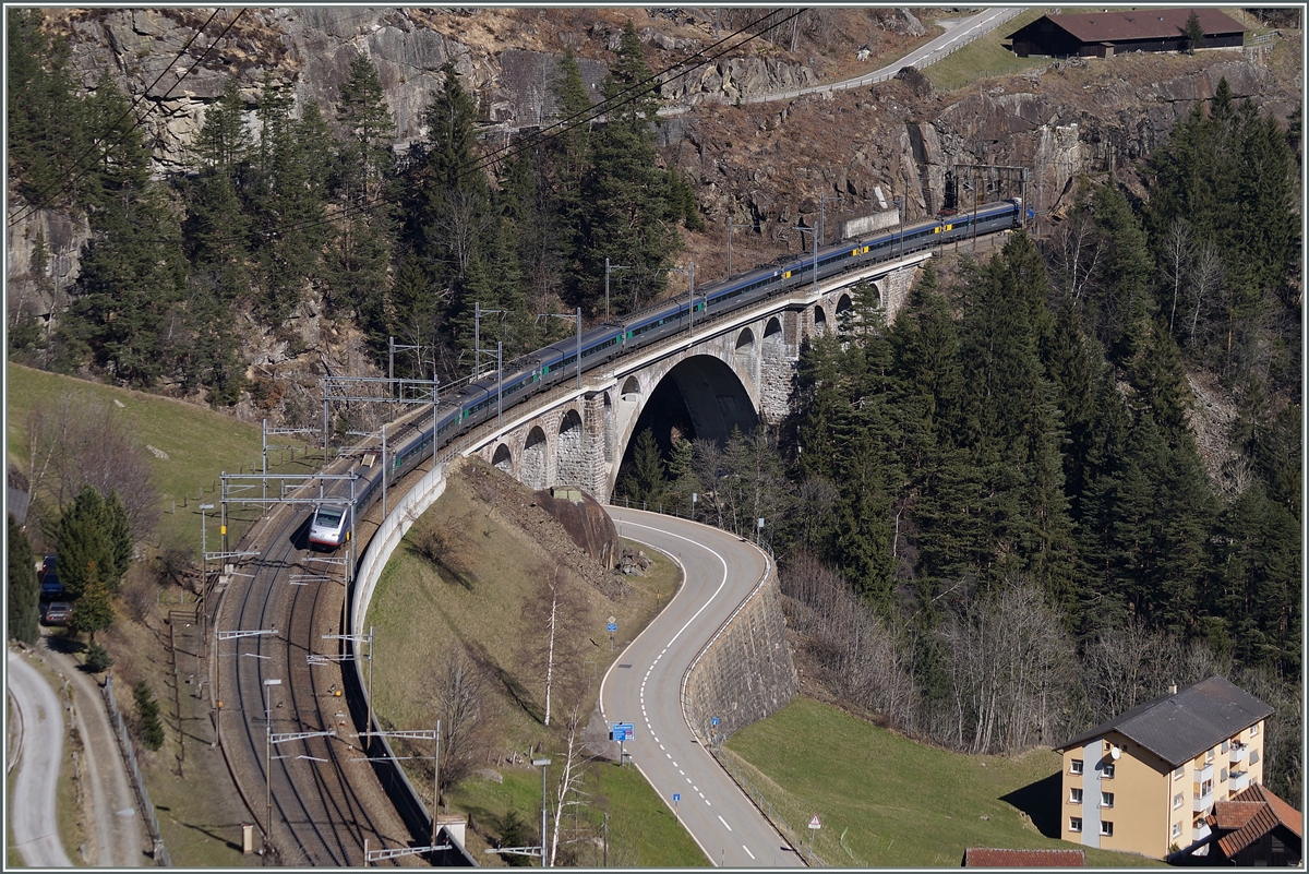 Der FS ETR 470 als EC 14 Milano - Zürich auf der Mittleren Meienreuss Brücke bei Wassen.
14. März 2014