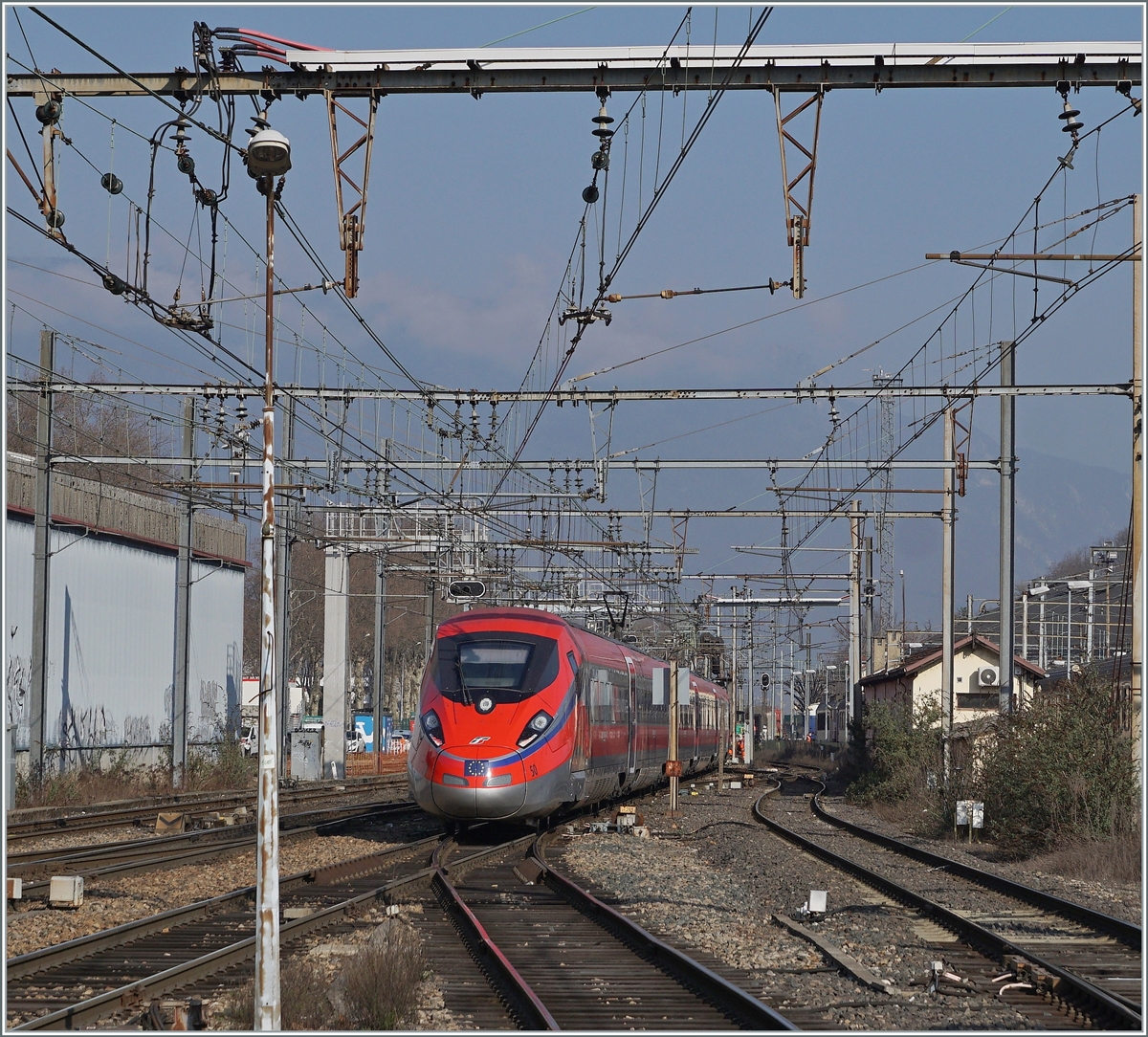 Der FS Trenitalia ETR 400 050 ist auf dem langen Weg von Milano Centrale nach Paris Gare de Lyon als FR 9292 unterwegs und verlässt nach einem kurzen Halt den Bahnhof von Chambéry-Challes-les-Eaux. Neben der Tatsache, dass der FS ETR 400 für mich zu einem der schönsten modernen Züge gehört, trägt auch die schwere SNCF Fahrleitung auf interessante Weise zu diesem Bild bei.

22. März 2022