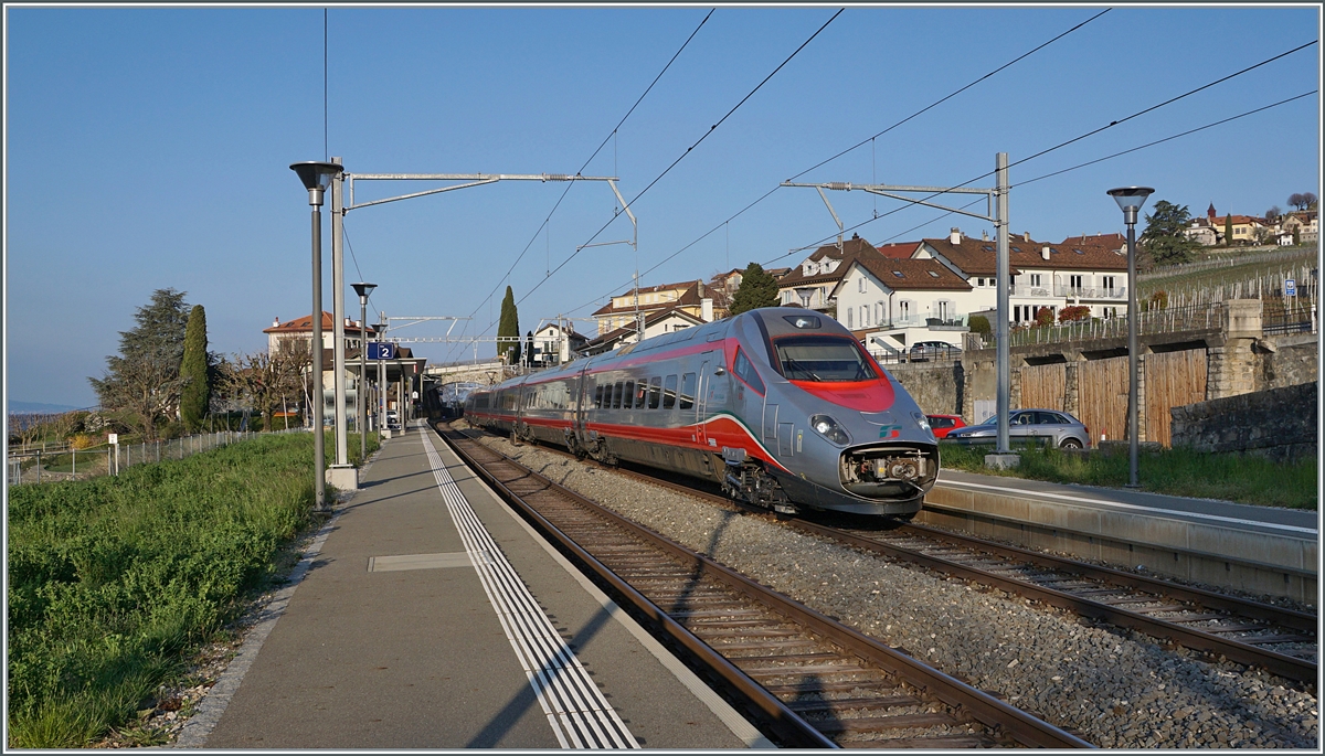 Der FS Trenitalia ETR 610 011 als EC 37 ist von Genève auf dem Weg nach Milano und fährt durch den Bahnhof von Rivaz, welcher nun den  Kundenbedürfnissen angepasst  wurde und im ETCS Betreibe gesteuert wird. Die Gleisverbindung im Bahnhof ist verschwunden, sie wurde als doppelte Geleisverbindung im Zuge der ETCS Umbauten westlich des Bahnhofs verlegt. Zudem, wurde wie das Bild deutlich zeigt, die Fahrleitungsanlage grundlegend erneuert.

3. April 2021