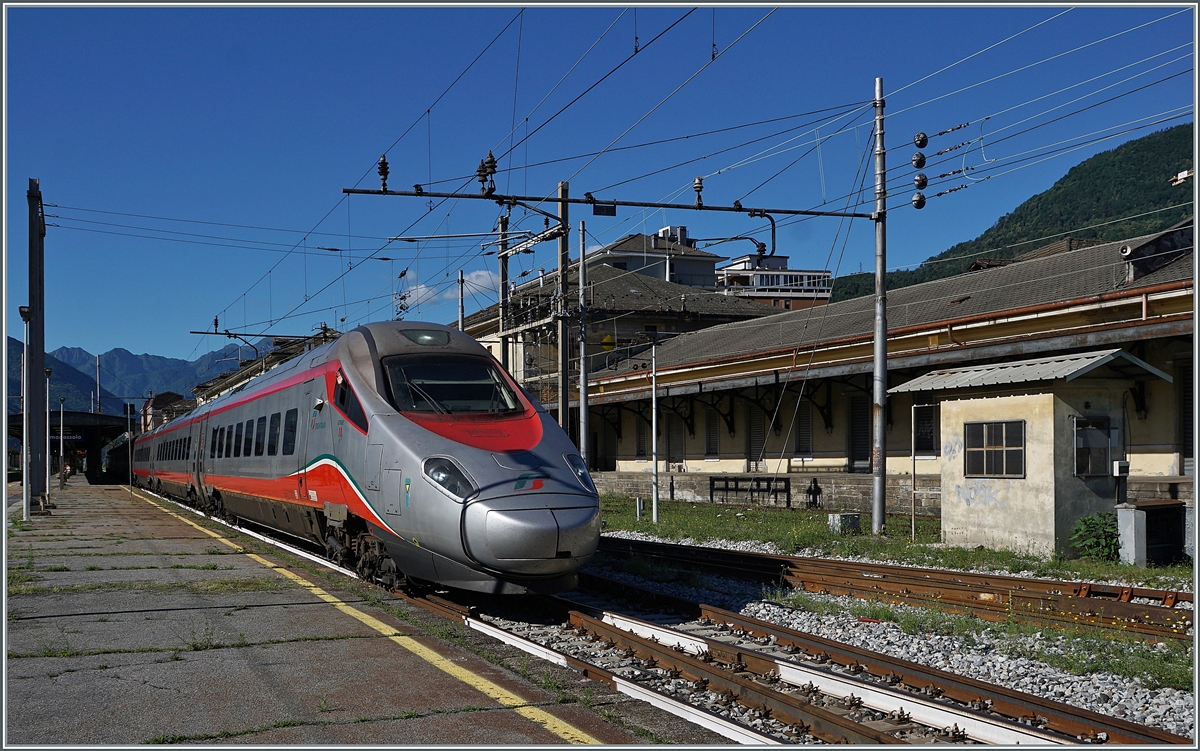 Der FS Trenitalia ETR 610 003 verlässt als EC 50 von Milano nach Basel SBB unterwegs den Bahnhof Domodossola.

25. Juni 2022