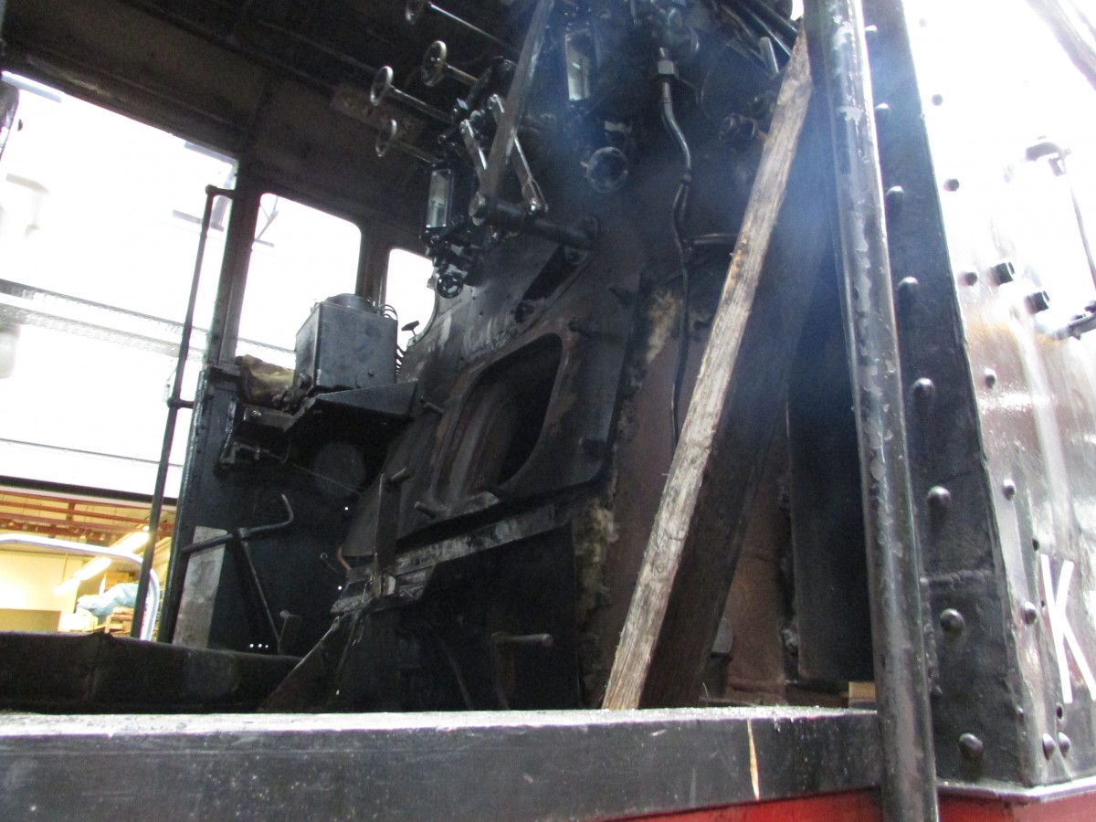 Der F�hrerstand der 99 762 in der Lokwerkstatt Oberwiesenthal am 15.Juli.2013
