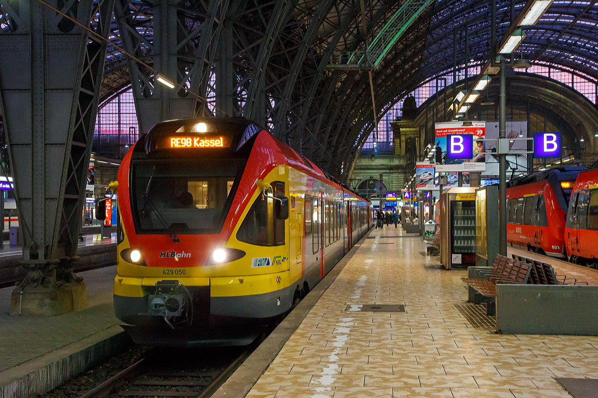 
Der fünfteilige Stadler FLIRT 429 050 / 429 550 der HLB (Hessische Landesbahn) steht am 27.12.2015 im Hbf Frankfurt am Main auf Gleis 15, als RE 98  Frankfurt Hbf - Gießen  - Kassel Hbf (Umlauf HLB 24450) bereit.