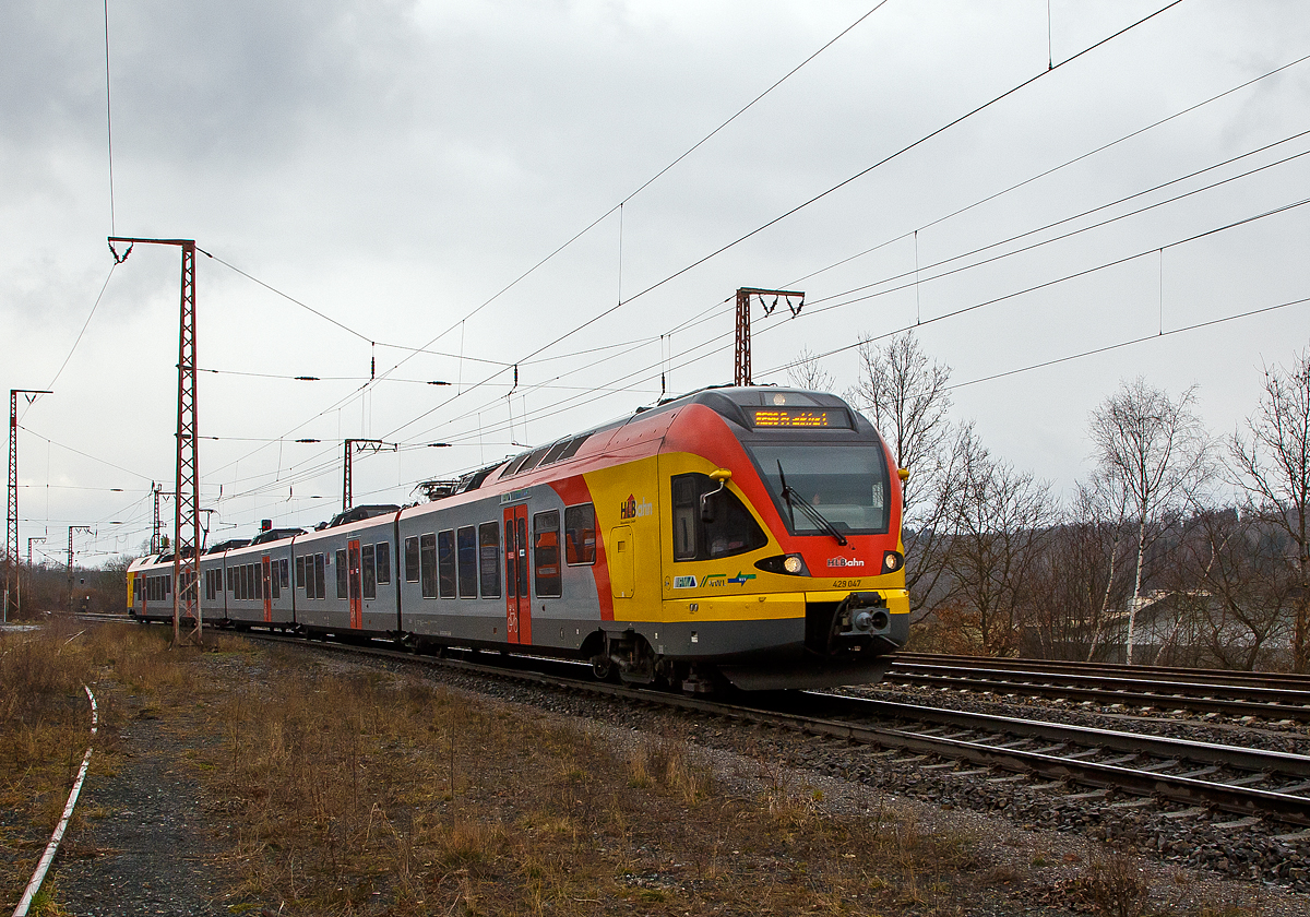 Der fünfteilige Stadler FLIRT 429 047 / 547 der HLB (Hessischen Landesbahn), fährt am 18.03.2021, als RE 99 (Main-Sieg-Express) Siegen - Gießen - Frankfurt am Main, durch Rudersdorf (Kr. Siegen), an der Dillstrecke (KBS 445), in Richtung Dillenburg.

Einen lieben Gruß an den netten Triebfahrzeugführer zurück.
