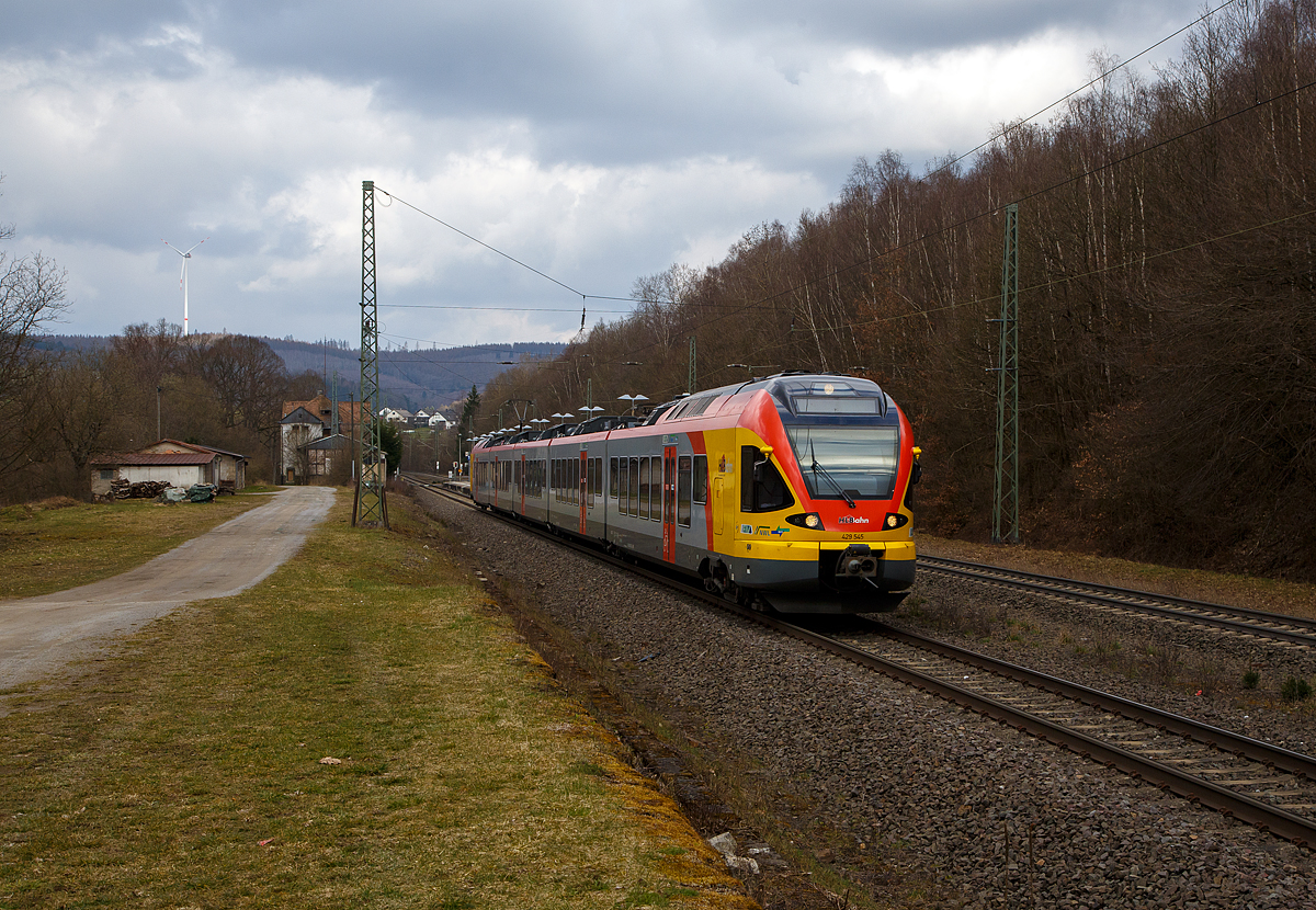 Der fünfteilige Stadler FLIRT 429 545 / 045 der HLB (Hessischen Landesbahn), rauscht am 26.03.2021, als RE 99 (Main-Sieg-Express) Siegen – Gießen – Frankfurt am Main, durch den Hp Dillbrecht an der Dillstrecke (KBS 445), in Richtung Dillenburg.