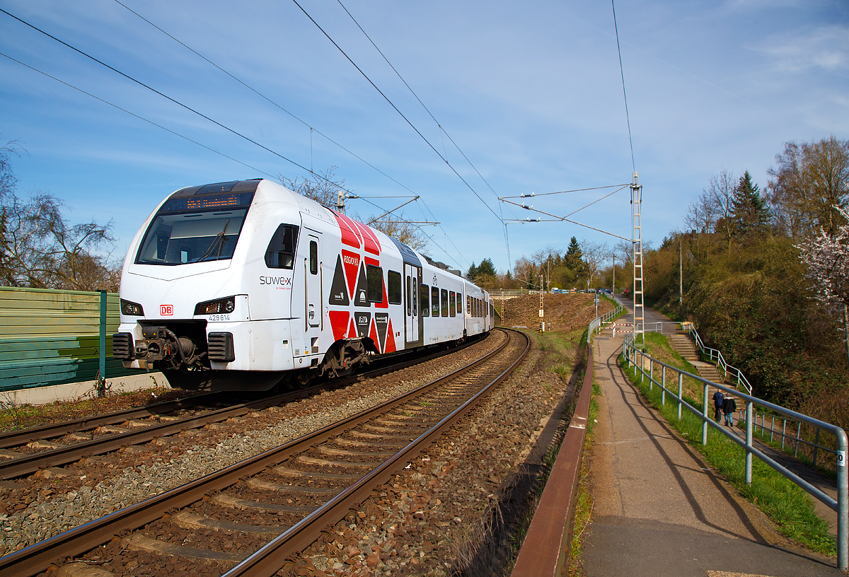 
Der fünfteilige SÜWEX Stadler FLIRT 3 - 429 614 / 429 114 als RE 1   Südwest-Express  gekuppelt mit dem dreiteiligem CFL Stadler KISS 23033 (nicht im Bild) als RE 11  Benelux-Express  fahren am 25.03.2017 durch Koblenz-Moselweiß in Richtung Tier. Gleich geht es über die Mosel. 

In Trier werden die Triebzüge dann geflügelt, der Stadler FLIRT 3 fährt dann weiter via Saarbrücken und Kaiserslautern nach Mannheim, CFL Stadler KISS 2301 via Igel und Wasserbillig nach Luxembourg.