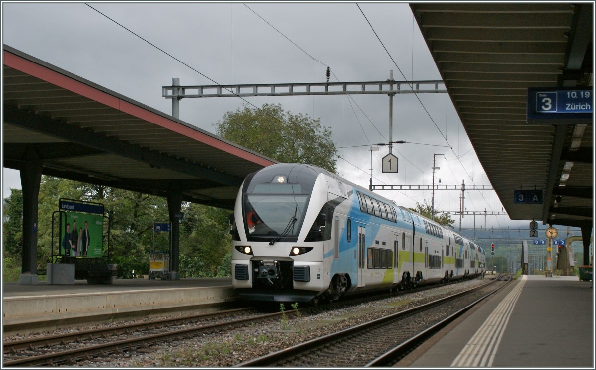 Der fr die Westbahn bestimmte Stadler Kiss ET 4010 93 85 4010 002-2 CH WSTBA erreicht auf einer Testfahrt Landquart. 
11. Sept. 2011