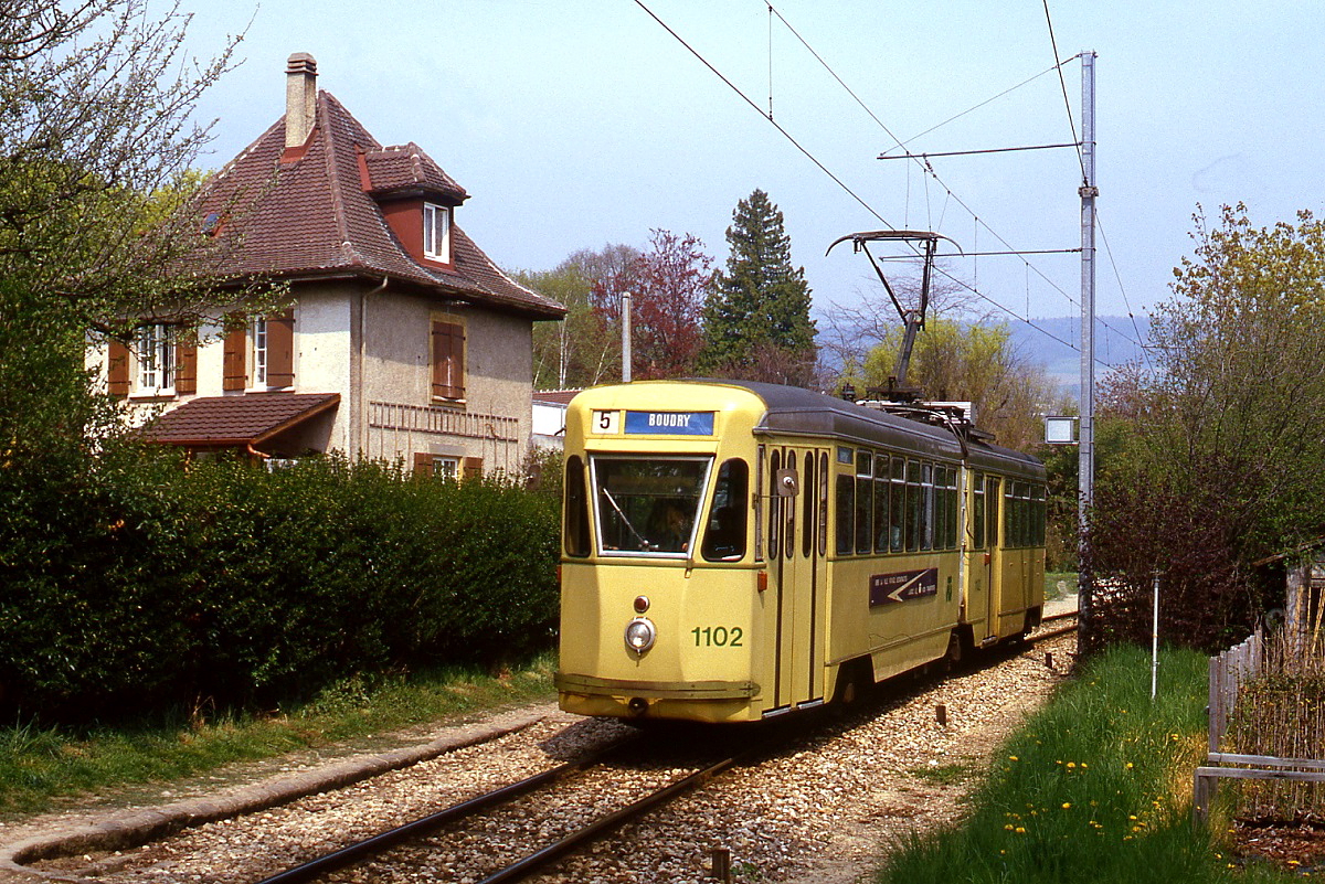 Der gebraucht aus Genua übernommene Be 4/6 1102 der Straßenbahn Neuchatel ist im Mai 1980 bei Colombier unterwegs nach Boudry