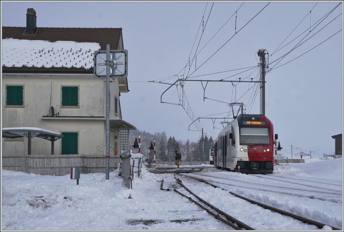 Der Gegenzug in Form des TPF SURF ABe 2/4 - B - Be 2/4 102 ist in La Verrerie eingetroffen nur noch stark angeschnitten sieht man den TPF SURF Be 2/4 - B - ABe 2/4 103 im Hintergrund bei seiner Weiterfahrt nach Bulle. 

22. Dez. 2021