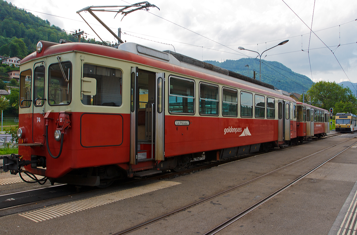 
Der Gepäcktriebwagen BDeh 2/4 Nr. 74 mit Steuerwagen BT 221 der MVR (Transports Montreux–Vevey–Riviera) ex CEV (Chemins de fer électriques Veveysans) ist am 27.05.2012 in Blonay abgestellt. 

Technische Daten (Triebwagen BDeh 2/4):
Hersteller: SWP/SAAS
Baujahr: 1970
Spurweite: 1.000 mm
Achsfolge:  (1 Az) (1 Az)
Zahnstangensystem:  Strub
Länge über Puffer: 17.600 mm
Fahrleitungsspannung  850 V =
Höchstgeschwindigkeit: bei Adhäsion 50 km/h / mit Zahnrad 22 km/h
Eigengewicht: 32.8 t
Leistung: 418 kW