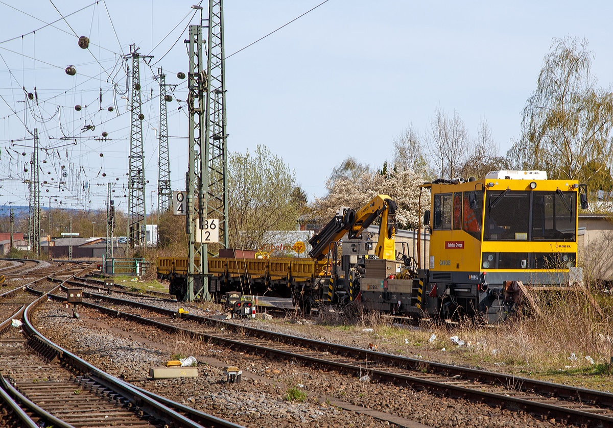 
Der GKW 305 bzw. Gleisarbeitsfahrzeug Robel BAMOWAG 54.22 (Schweres Nebenfahrzeug Nr. 97 17 56 024 17-2 ) der DB Bahnbau Gruppe GmbH, mit angehängten Wagen der Gattung Res-x 687, ist am 12.04.2015 beim Bahnhof Neuwied abgestellt.

Der Robel 54.22 wurde 2005 gebaut.

Technische Daten:
Spurweite: 1.435 mm
Achsanordnung: B
Länge über Puffer: 13.100 mm
Achsstand: 7.500 mm
Höchstgeschwindigkeit: 100 km/h
Zur Mitfahrt zugelassene Personen: 6
Eigengewicht: 30 t
Hydraulischer Ladekran: 10 t Hubkraft
Nutzlast: 5 t
Kleinster befahrbarer Gleisbogen: R 80
Zugelassen für Streckenklasse: C2, CM2 und höher