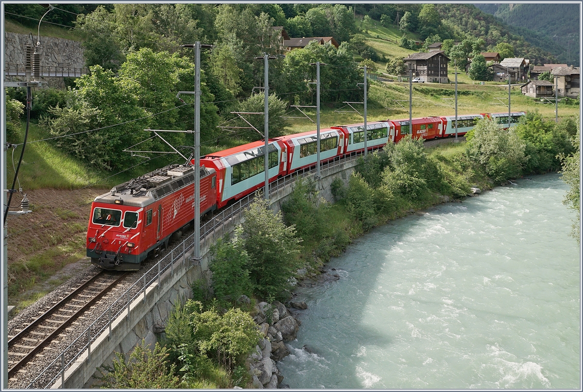 Der Glacier Express 902 von Zermatt nach St. Moritz bei Neubrück.

14. Juni 2019