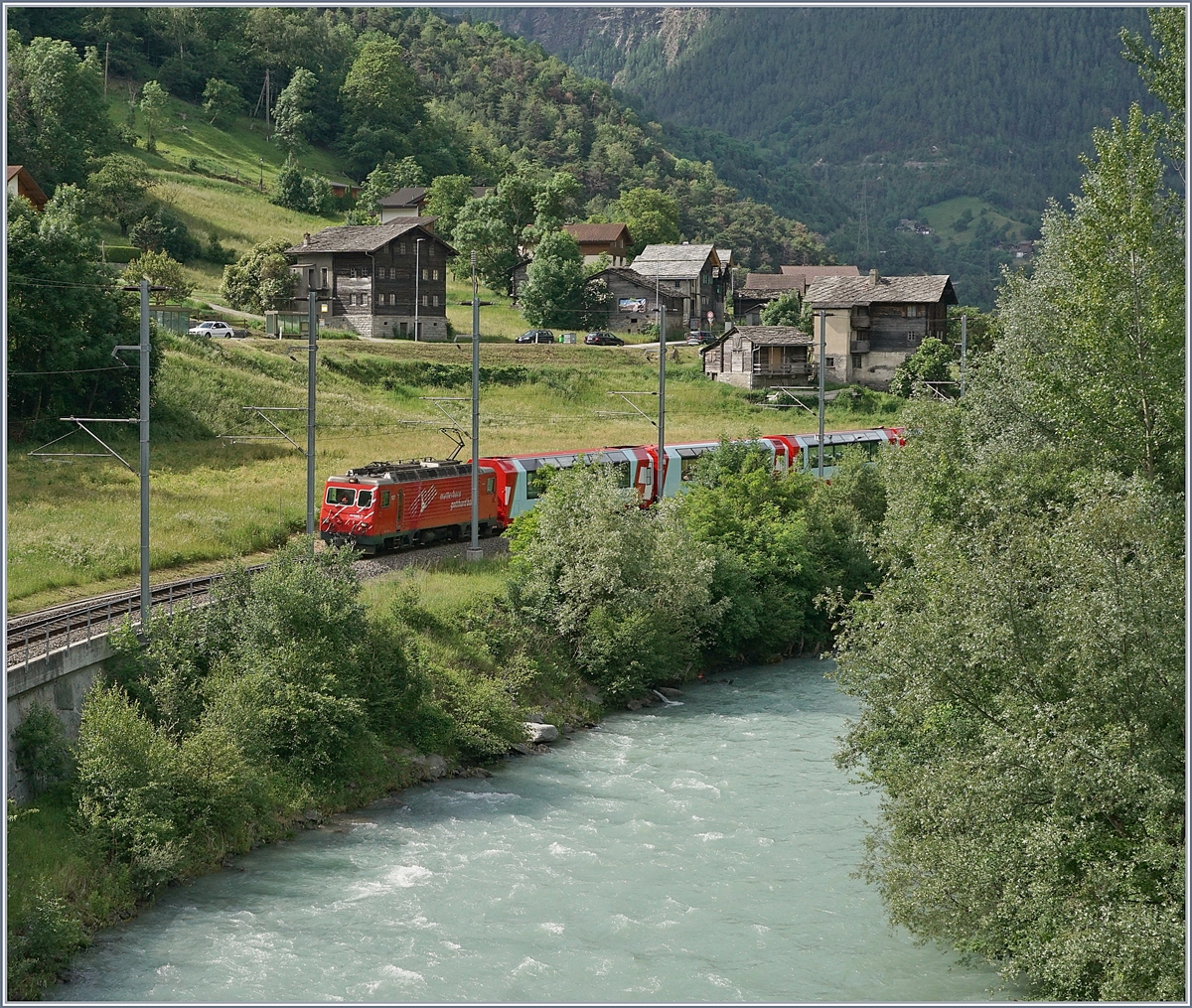 Der Glacier Express 902 von Zermatt nach St. Moritz bei Milachru.

14. Juni 2019