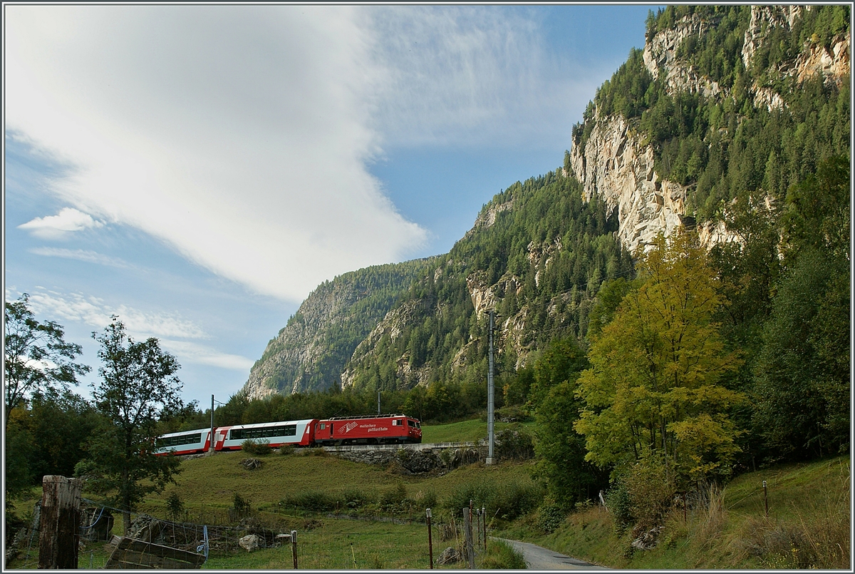 Der Glacier-Express 906 mit der HGe 4/4 108 hat vor einer guten Halben Stunde Zermatt verlassen und fhrt oberhalb von St. Niklaus talwrts. 
3. Oktober 2013