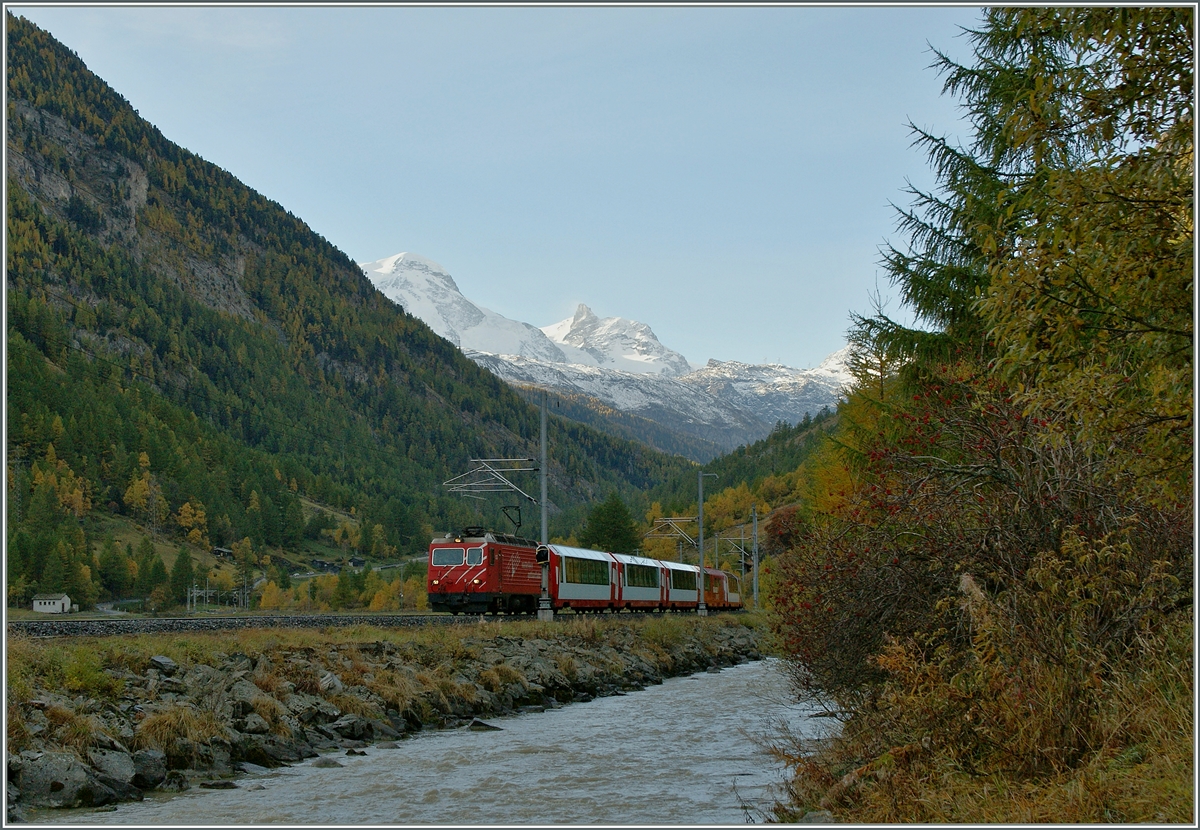 Der Glacier Express 908 von Zermatt nach St Moritz kurz vor Tsch.