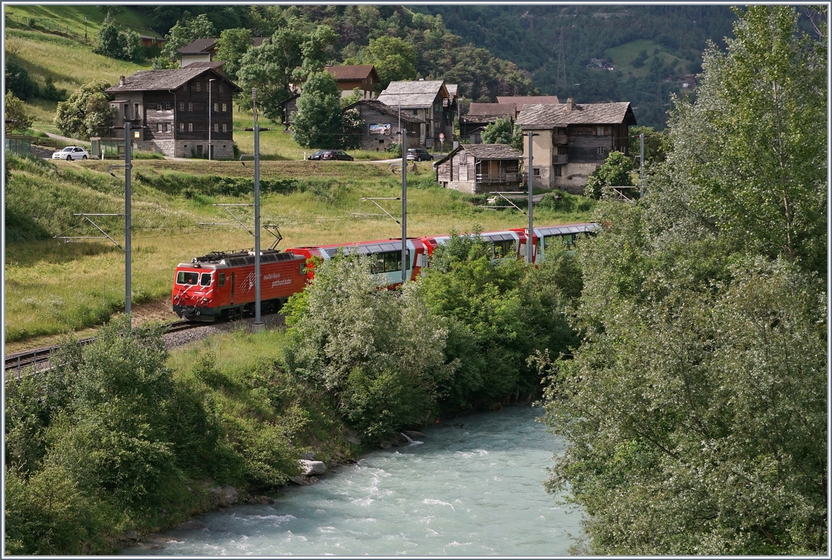 Der Glacier Express von Zermatt nach St. Moritz zeigt sich etwas versteckt bei Milachru.

14. Juni 2019 