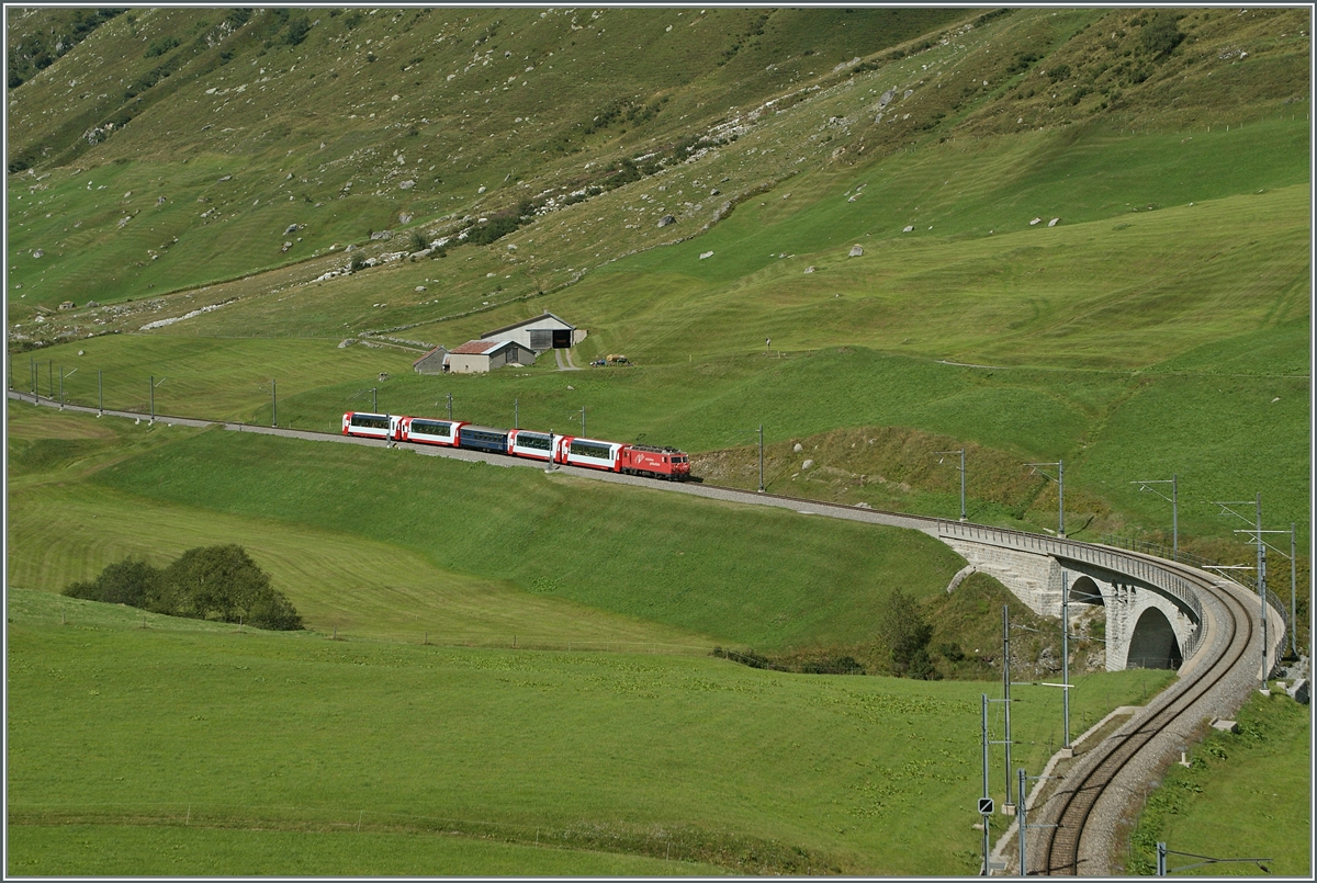 Der Glacier Expresse wird kurz vor Hospental die Furkareuss überqueren. 
29. August 2013