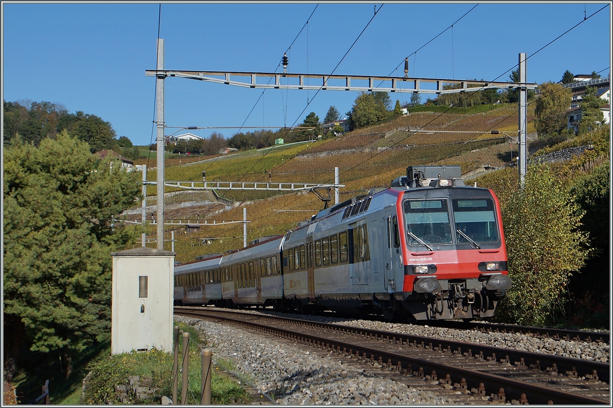 Der gleiche Zug kurz danach: Die S21 12935 von Lausanne nach Payerne zwischen Bossière und Grandvaux. 
23. Okt. 2014ei