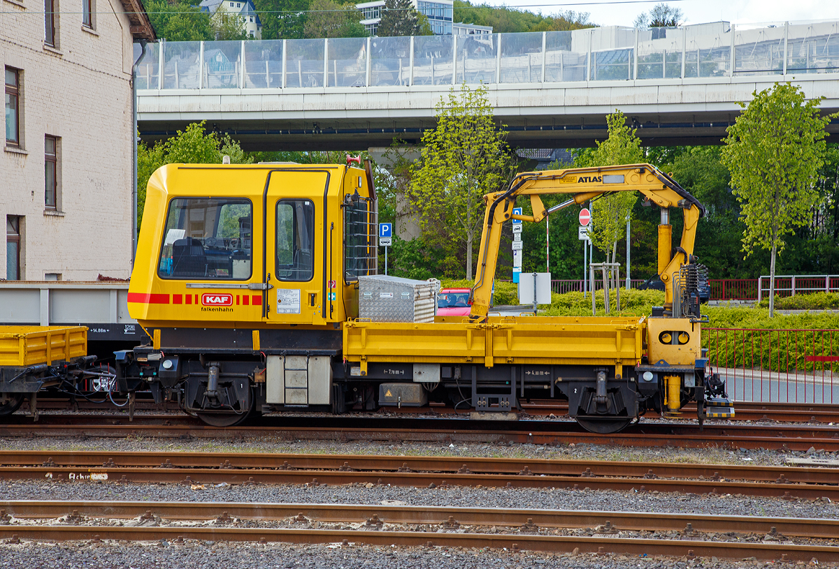 
Der Gleiskraftwagen SKL 26 LK (BA 292 - Motor MAN, Getriebe ZF), Schweres Nebenfahrzeug Nr. 99 80 9685 009-9 D-KAF, der KAF Falkenhahn Bau AG (Kreuztal), ex DR 29.2.020, steht mit zwei Kla 03 Gleiskraftwagenanhänger am 12.05.2019 beim Hbf Siegen.

Der SKL 26 LK Gleiskraftwagen wurde 1993 von der Deutschen Reichbahn Gleisbaumechanik Brandenburg (heute GBM Gleisbaumechanik Brandenburg/H. GmbH) unter der Fahrgestell-Nr. 29.2.0020 gebaut. Zum 01.01.1994 ging er zur DB AG (GB Bahnbau) als DB 29.1.044 über. Über die Eisenbahn-Service Gesellschaft (ESG) kam er 2018 zur KAF Falkenhahn Bau AG.
