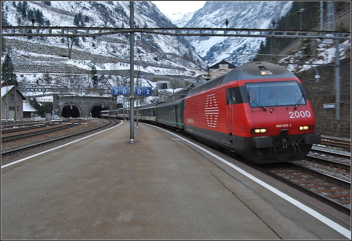 Der Gotthardtunnel spuckt einen bunten Zug von 460 063-1 nach Göschenen aus. März 2008.