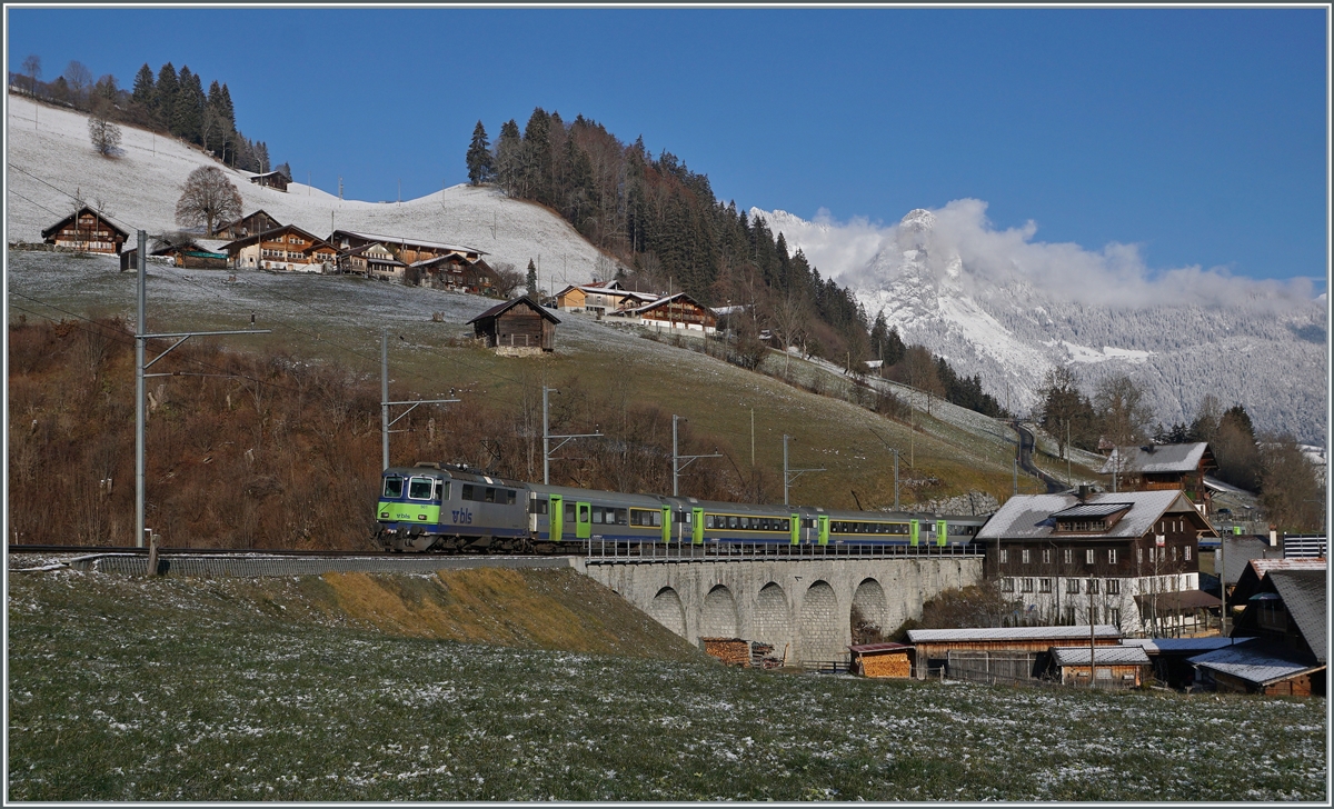 Der Grund meines Kommens nach Garstatt war, wie bei den vorherigen Besuchen auch, der BLS RE mit Re 4/4 II und EW III; und ich hatte Glück, das keine Ersatzkomposition eingesetzt wurde und so konnte ich die BLS Re 4/4 II 501 mit ihrem EW III RE 4065 auf dem Weg nach Zweisimmen bei einen nun angenehmen Sonnenlicht fotografieren. 

3. Dezember 2020