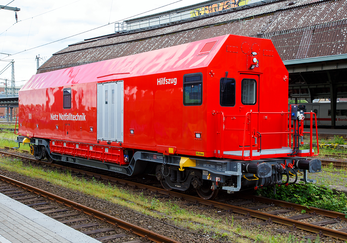 Der Hagener Hilfszugwagen  D-DB 99 80 9370 033-9 der DB Netz AG am 20.05.2017 im Hbf Hagen.

Der Hilfszug AOC - ANWENDUNGSORIENTIERTER CONTAINER:
Der  Hilfszug  ist  eine  fahrende  Werkstatt  und  bietet  ein  hervorragendes  Raumangebot  fr  Gert und Mannschaft. Die Wechselaufbauten knnen im Falle einer Revision des Trgerwagens einfach auf ein anderes Trgerfahrzeug umgesetzt werden. Dadurch  spart man das mhsame und vor allem zeitintensive Umladen des  gesamten Equipments von einem zum anderen Wagen.  
Dieses neuartige System aus Wechselaufbau und Trgerwagen heit in der Fachsprache AOC/MTF (Anwendungs Orientierter  Container    kombiniert mit einem Multifunktionalen   –  oder  auch modularem TrgerFahrzeug).   Die Wechselbehlter haben Falttren, einen geraden  Boden und zwischen diesem und der Tiefladeflche sind zustzliche Stauksten eingebaut worden. Diese bieten  z.B. der Aufgleisbrcke einen idealen gleisnahen Platz. Die Toilettenanlage wurde mit einer umweltfreundlichen Verbrennungstoilette realisiert.

Das Trgerfahrzeug/Wagen (MTF) wurde von dem slowakischen Gterwagenhersteller Tatravagnka A.s. gebaut, wobei die Drehgestelle von ELH Eisenbahnlaufwerke Halle sind.
Der Wechselaufbau (AOC) ist von Gfllner Fahrzeugbau und Containertechnik GmbH St.Georgen (sterreich)

TECHNISCHE DATEN:
Spurweite: 1.435 mm
Anzahl der Achsen: 4 (in 2 Drehgestellen)
Lnge ber Puffer: 18.240 mm
Drehzapfenabstand: 11.790 mm
Achsabstand im Drehgestell: 1.800
Laufraddurchmesser: 920 mm
Hchstgeschwindigkeit: 120 km/h
Kleinster befahrbarer Radius: 75 m
Leergewicht:  23.500 kg