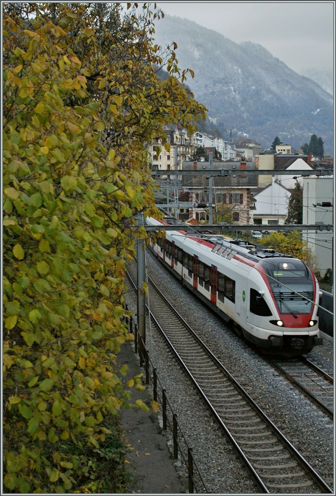 Der Herbst mach so langsam aber sicher dem Winter Platz...
Ein SBB Flirt RABe 523 bei Montreux am 23. Nov. 2013.