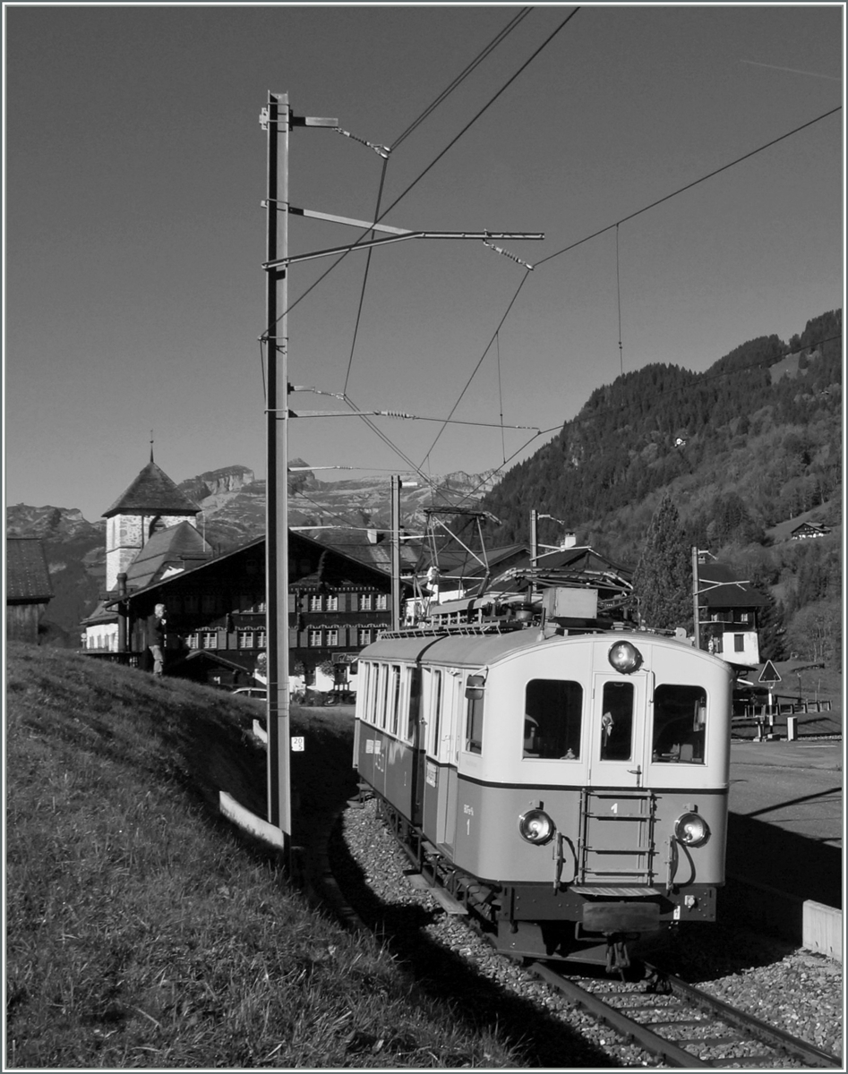 Der herrlich restaurierte ASD BCFe 4/4 N° 1 in Vers l'Eglise au seiner Fahrt nach Les Diablerets.18. Okt. 2014