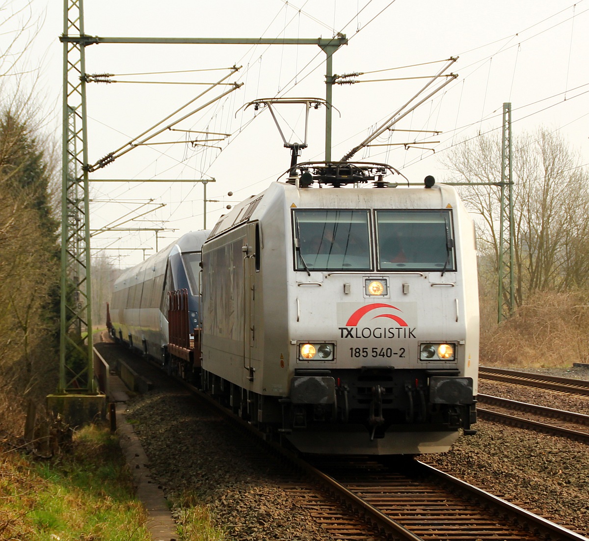 Der heutige DGS 42196 wurde von der TXL Lok 185 540-2 gezogen und hatte diesmal nur einen IC 4 Triebwagen eingereiht. Gruß zurück an den Tf !!!! Schleswig 26.03.2012